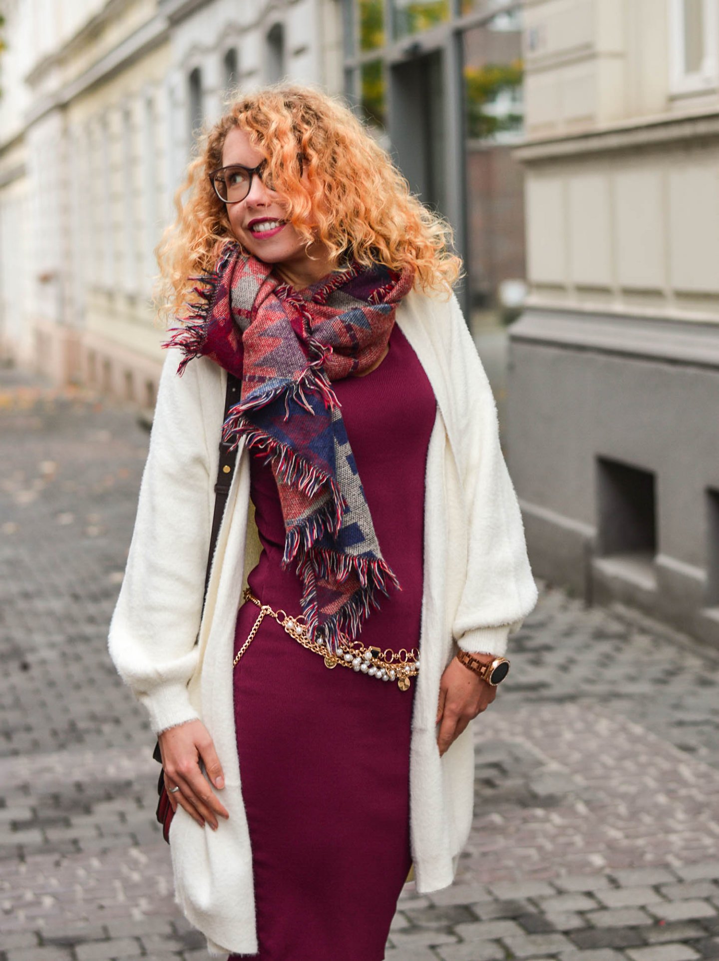 Chain-Belt-White-Cardigan-Burgundy-Dress-kationette-fashionblogger-outfit