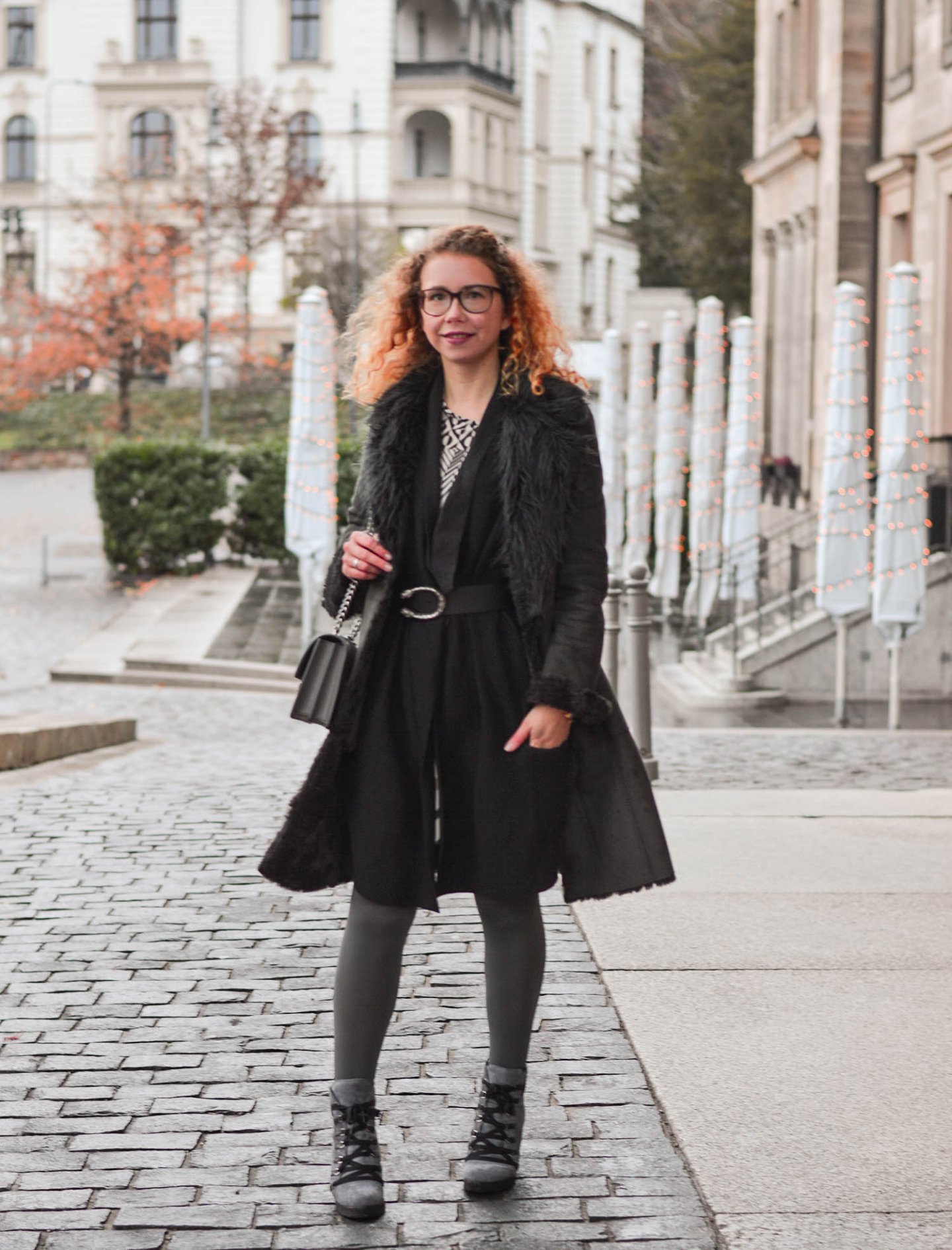 Shearling-Grautöne-und-Grafische-Muster-Winter-Outfit-Wiesbaden-kationette-fashionblog