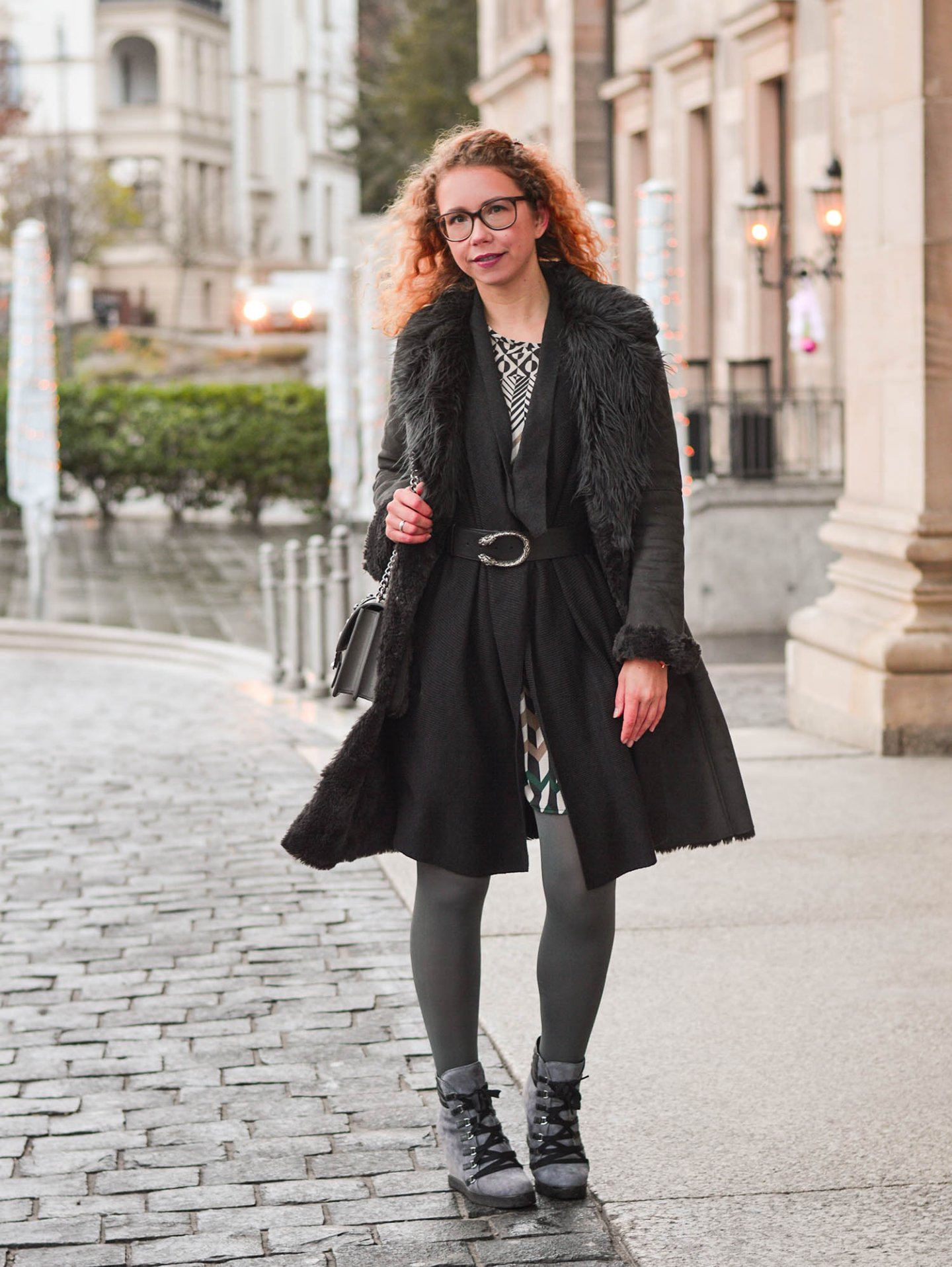 Shearling-Grautöne-und-Grafische-Muster-Winter-Outfit-Wiesbaden-kationette-fashionblog