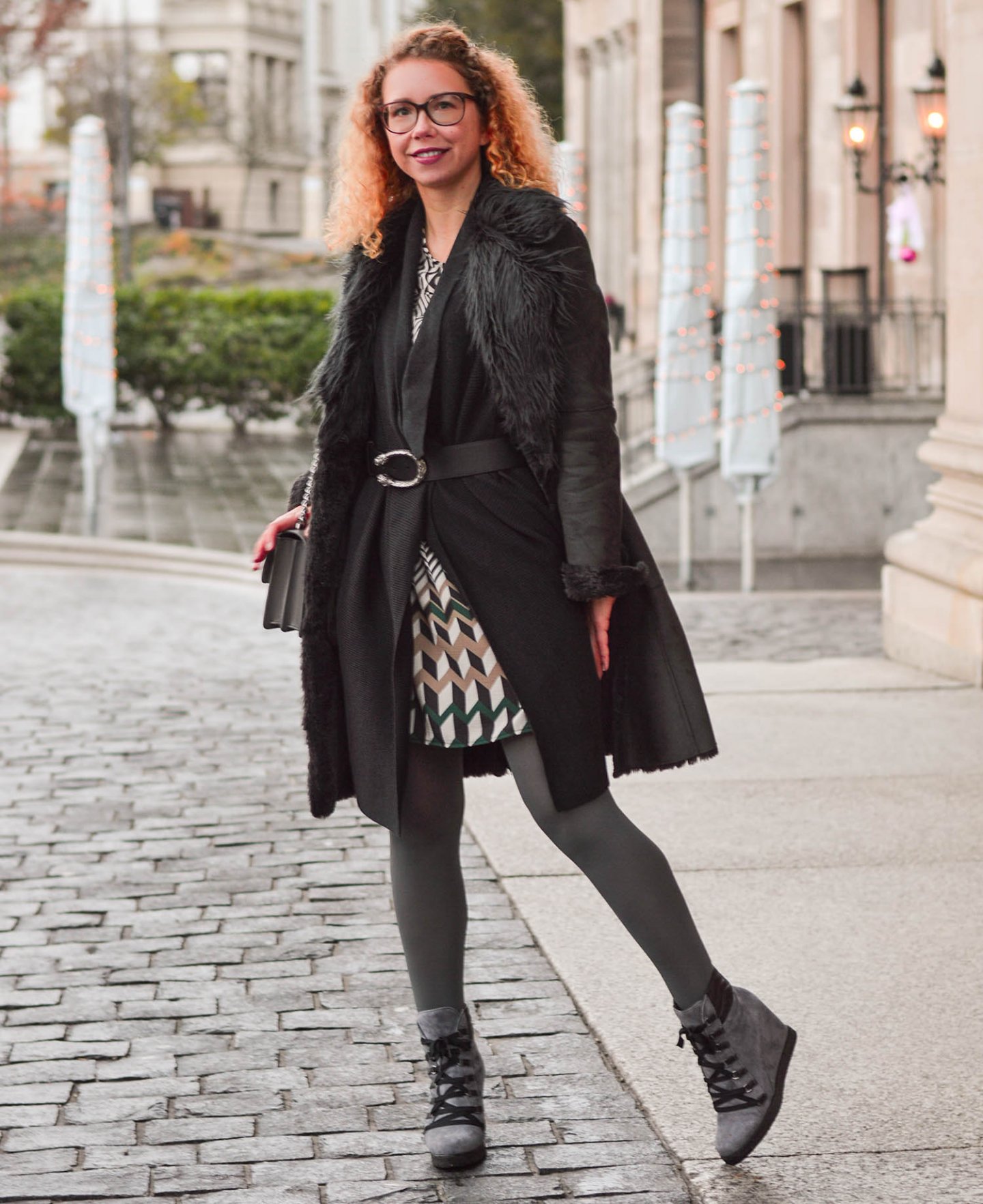 Shearling-Grautöne-und-Grafische-Muster-Winter-Outfit-Wiesbaden-kationette-fashionblog