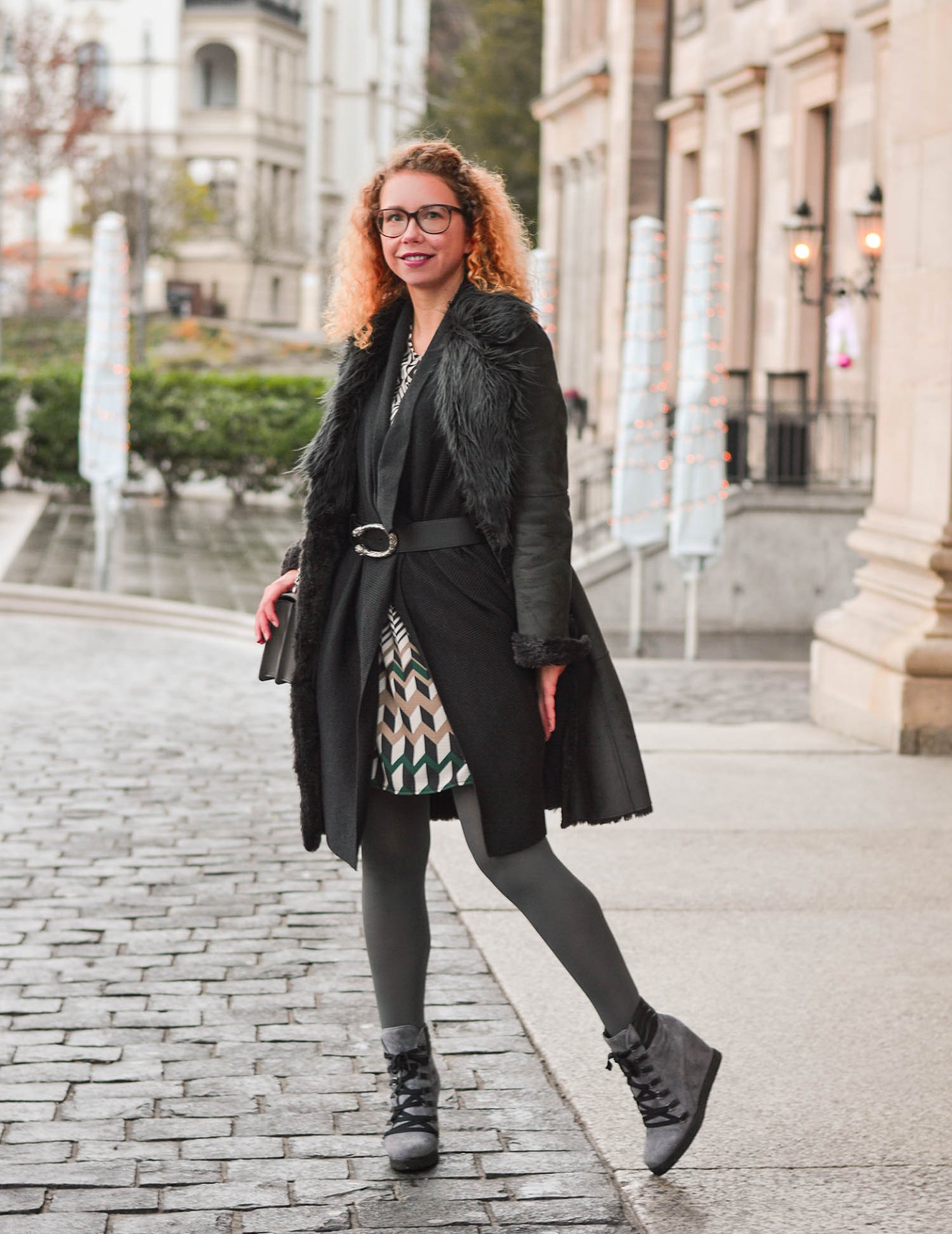 Shearling-Grautöne-und-Grafische-Muster-Winter-Outfit-Wiesbaden-kationette-fashionblog