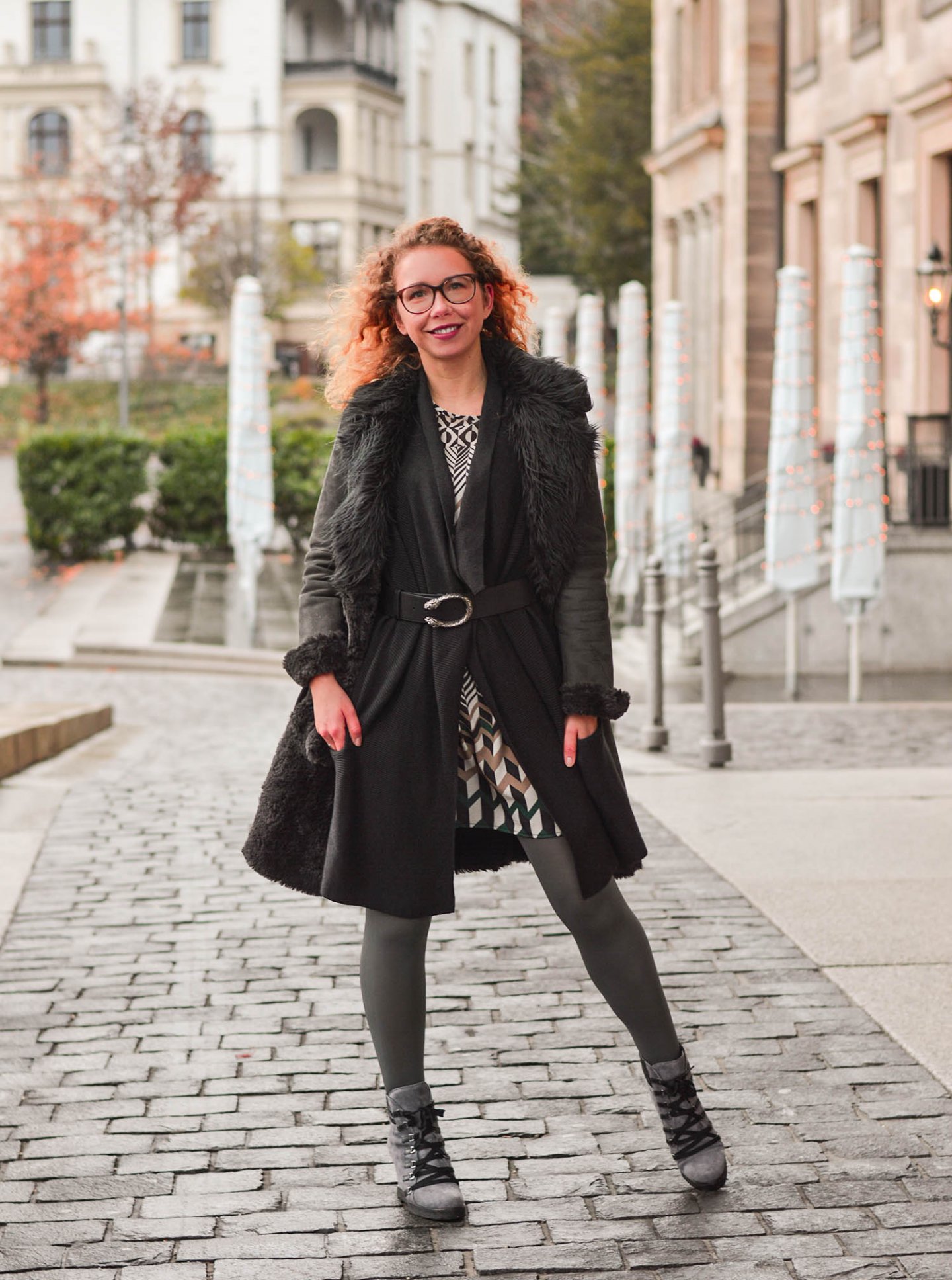 Shearling-Grautöne-und-Grafische-Muster-Winter-Outfit-Wiesbaden-kationette-fashionblog