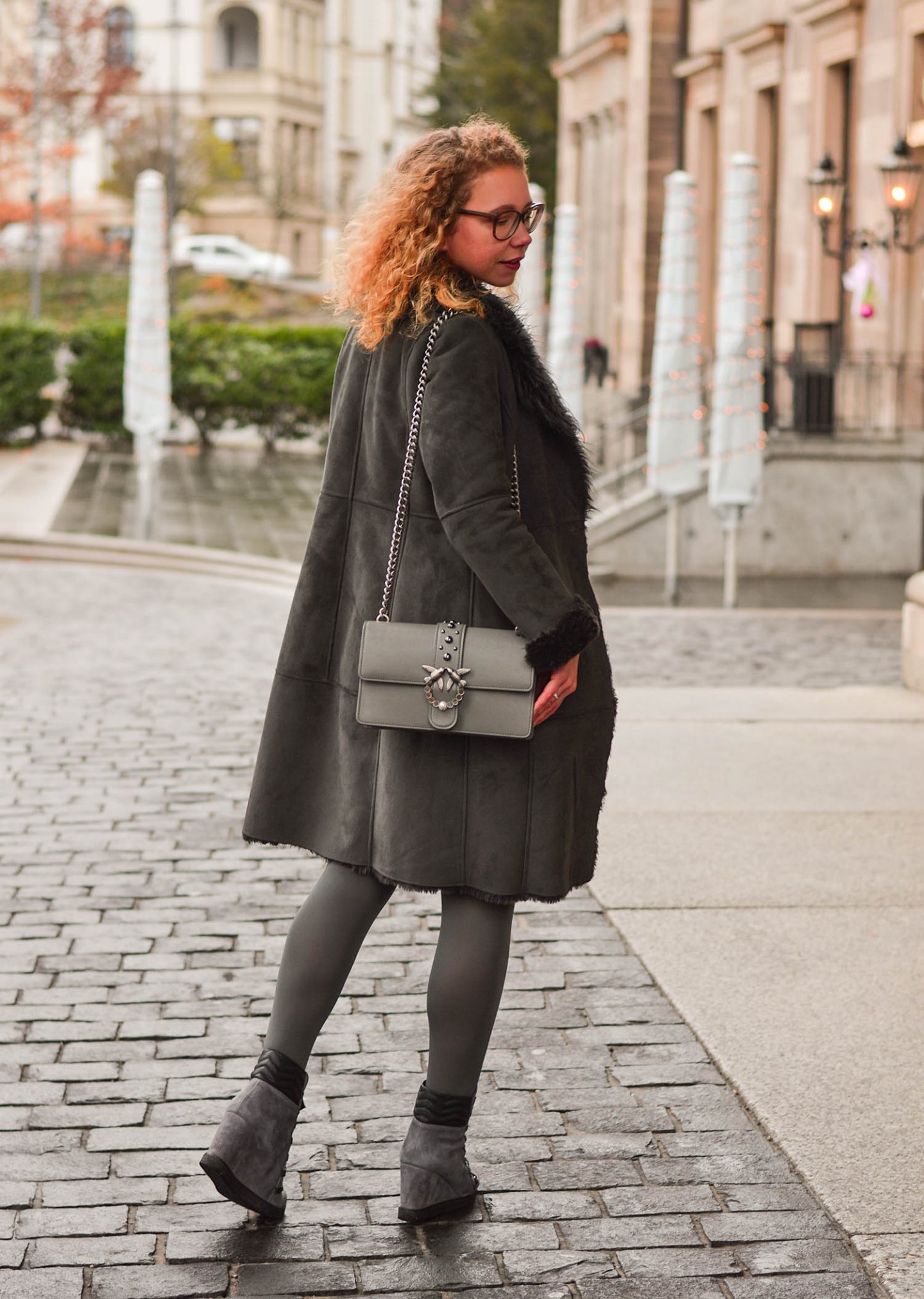 Shearling-Grautöne-und-Grafische-Muster-Winter-Outfit-Wiesbaden-kationette-fashionblog