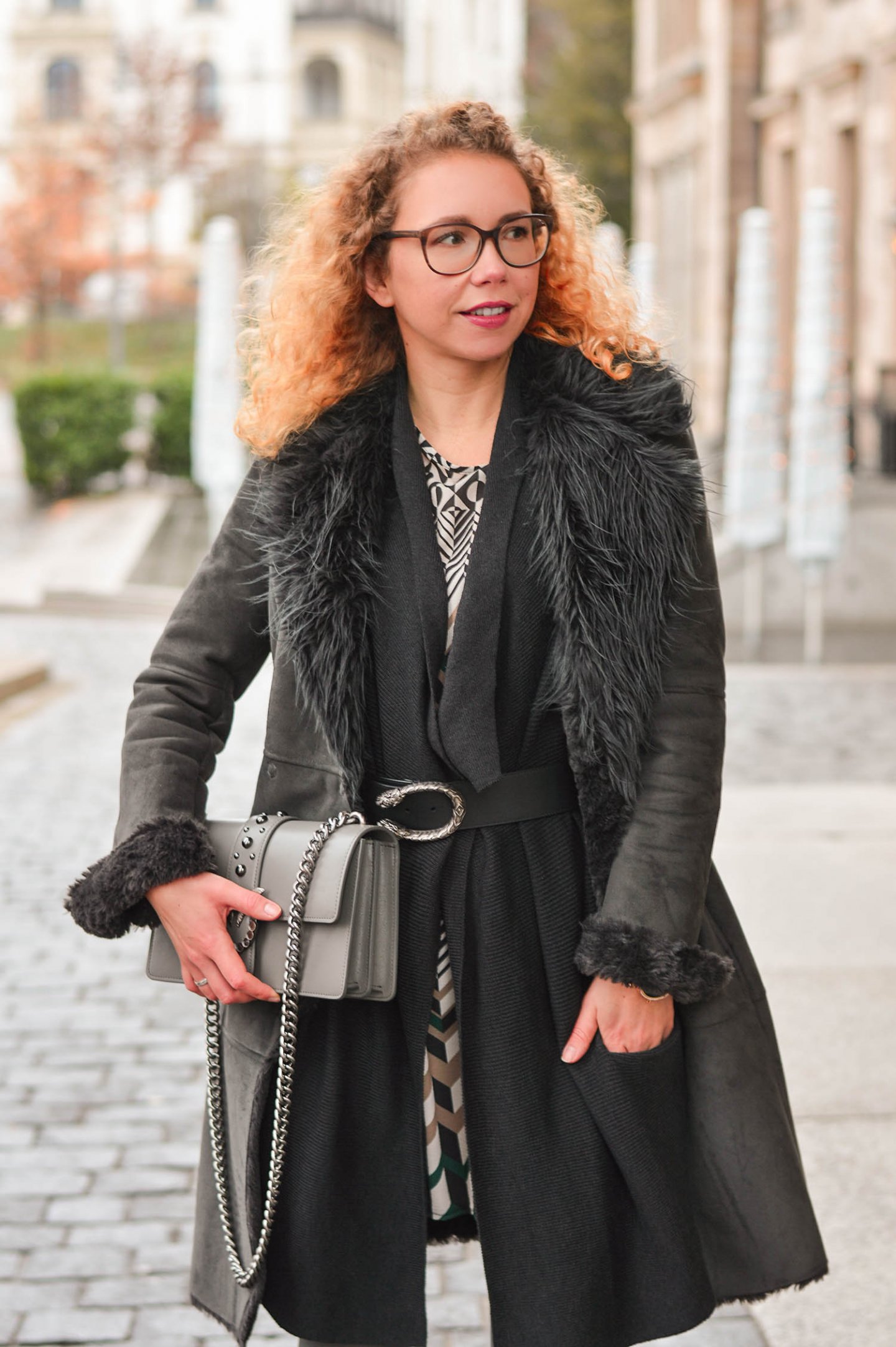 Shearling-Grautöne-und-Grafische-Muster-Winter-Outfit-Wiesbaden-kationette-fashionblog