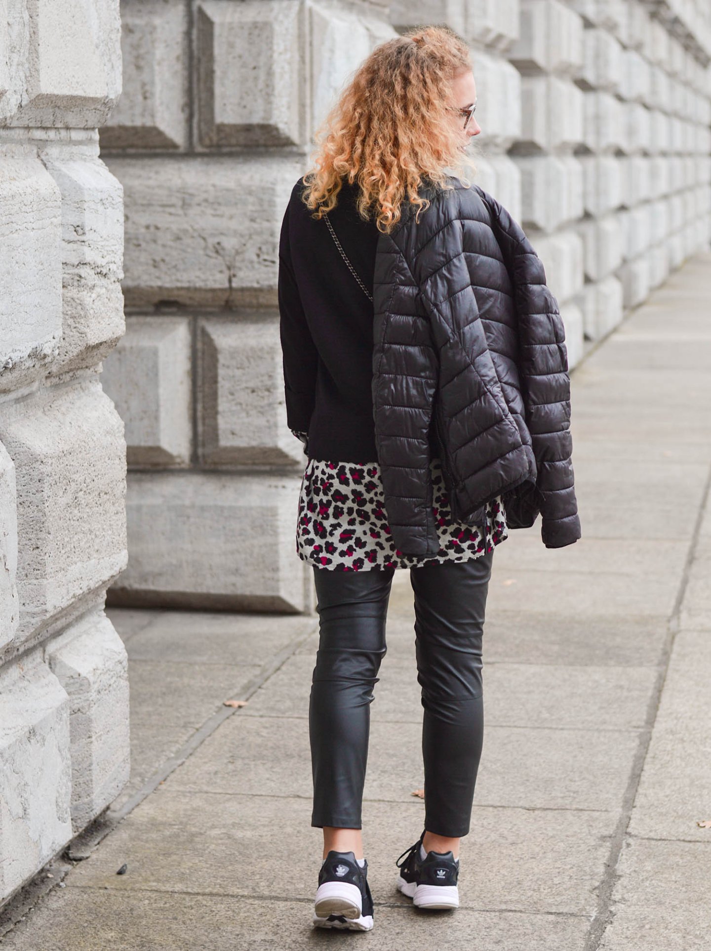 Sweater-and-Blouse-Combo-with-Quilted-Jacket-Leather-Pants-Adidas-Falcon-Kationette-Fashionblogger-Germany