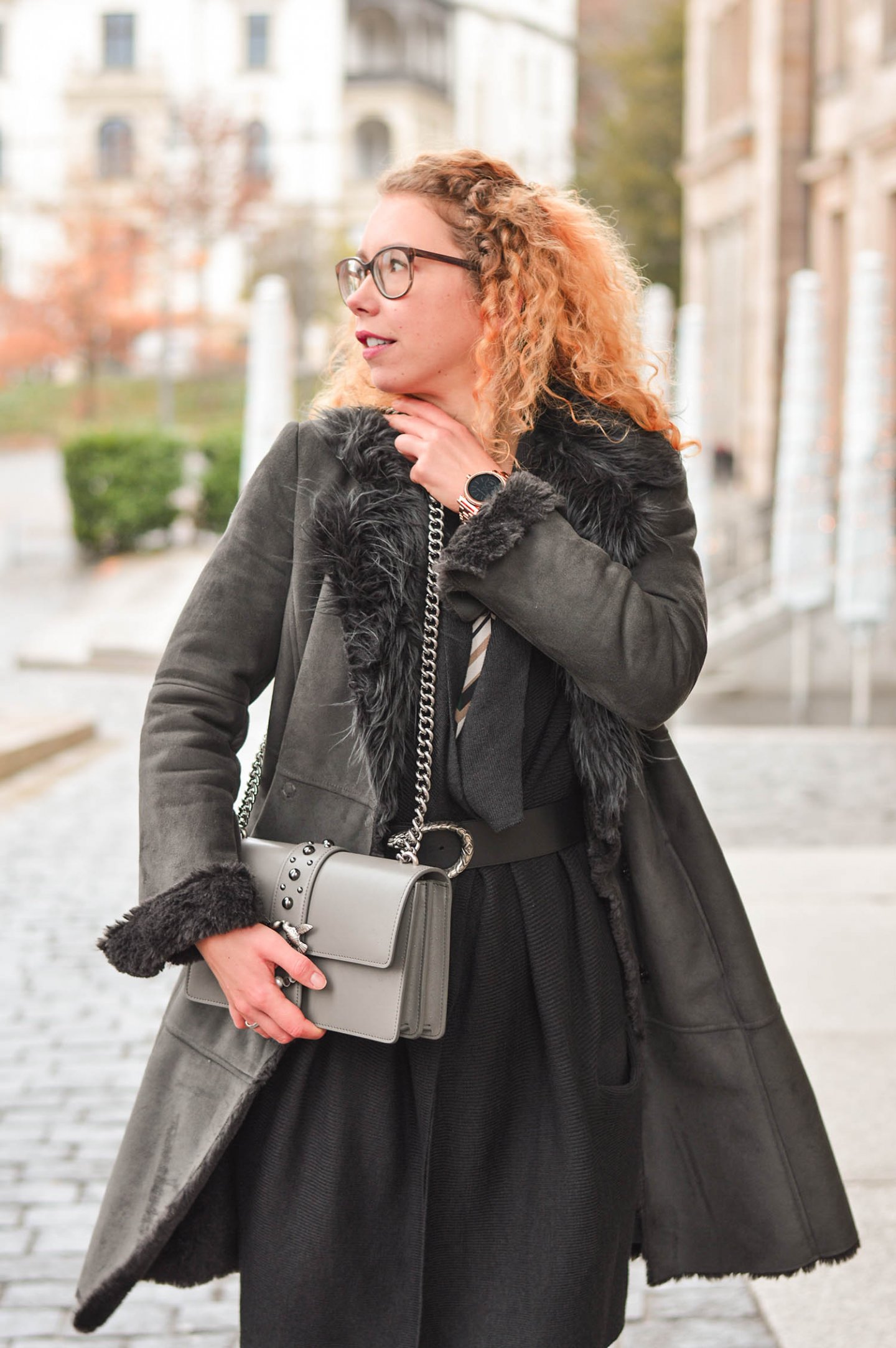 Shearling-Grautöne-und-Grafische-Muster-Winter-Outfit-Wiesbaden-kationette-fashionblog