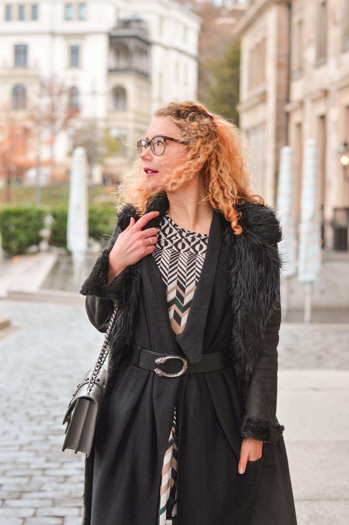 Shearling-Grautöne-und-Grafische-Muster-Winter-Outfit-Wiesbaden-kationette-fashionblog