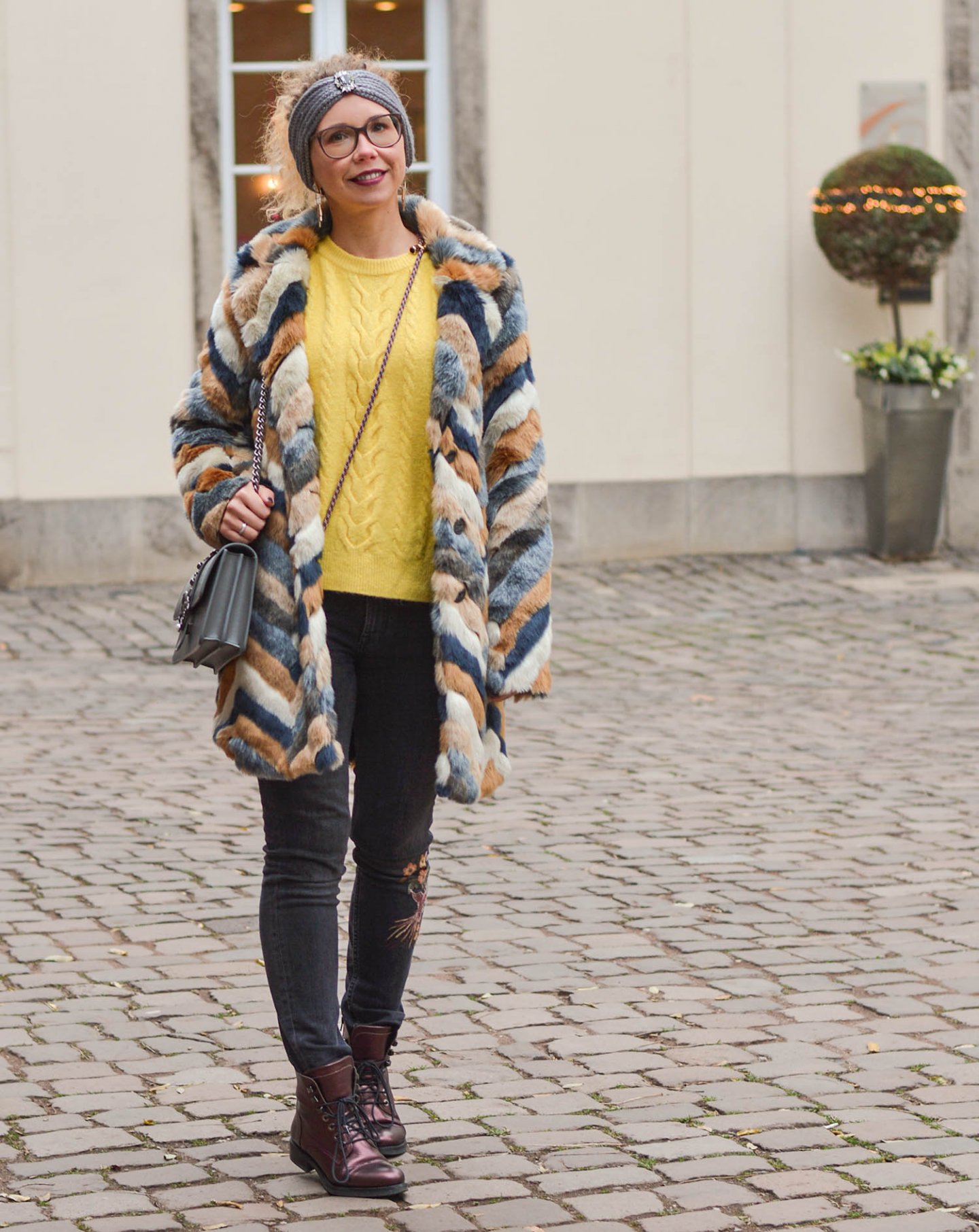 Kuscheloutfit-Stirnband-Kunstfellmantel-Zopfpullover-Kationette-Fashionblogger-Outfit-Winter-2019