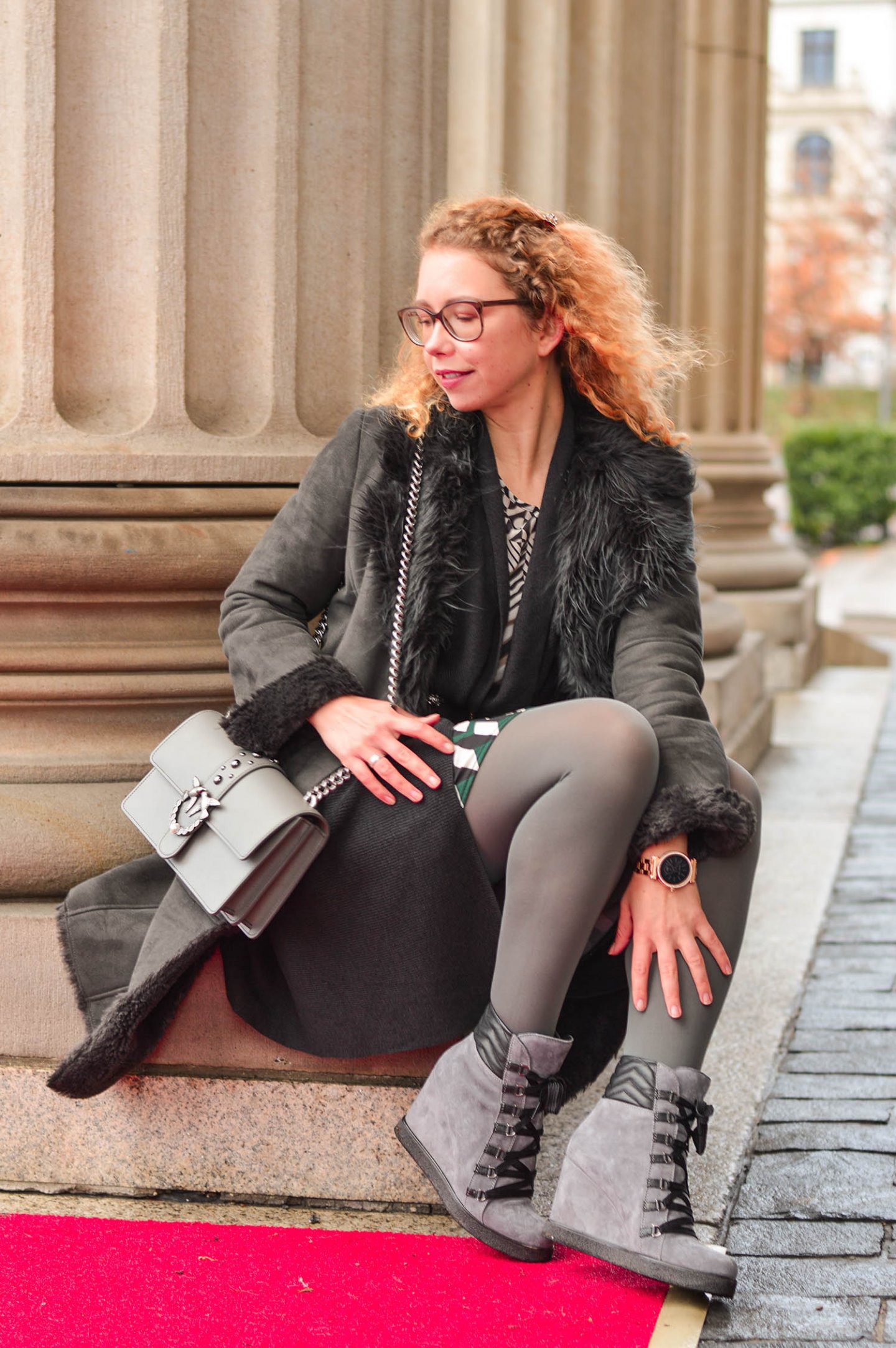 Shearling-Grautöne-und-Grafische-Muster-Winter-Outfit-Wiesbaden-kationette-fashionblog