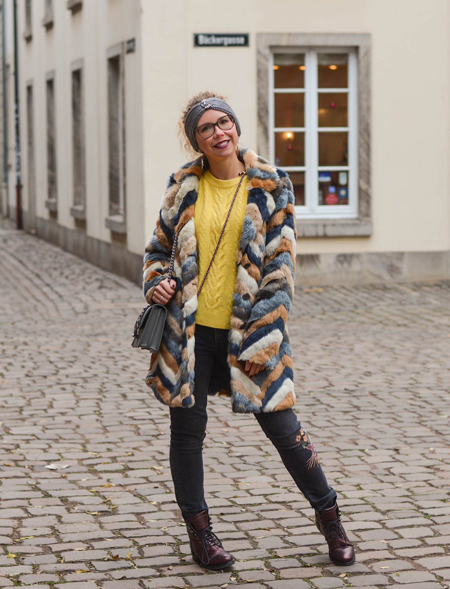 Kuscheloutfit-Stirnband-Kunstfellmantel-Zopfpullover-Kationette-Fashionblogger-Outfit-Winter-2019