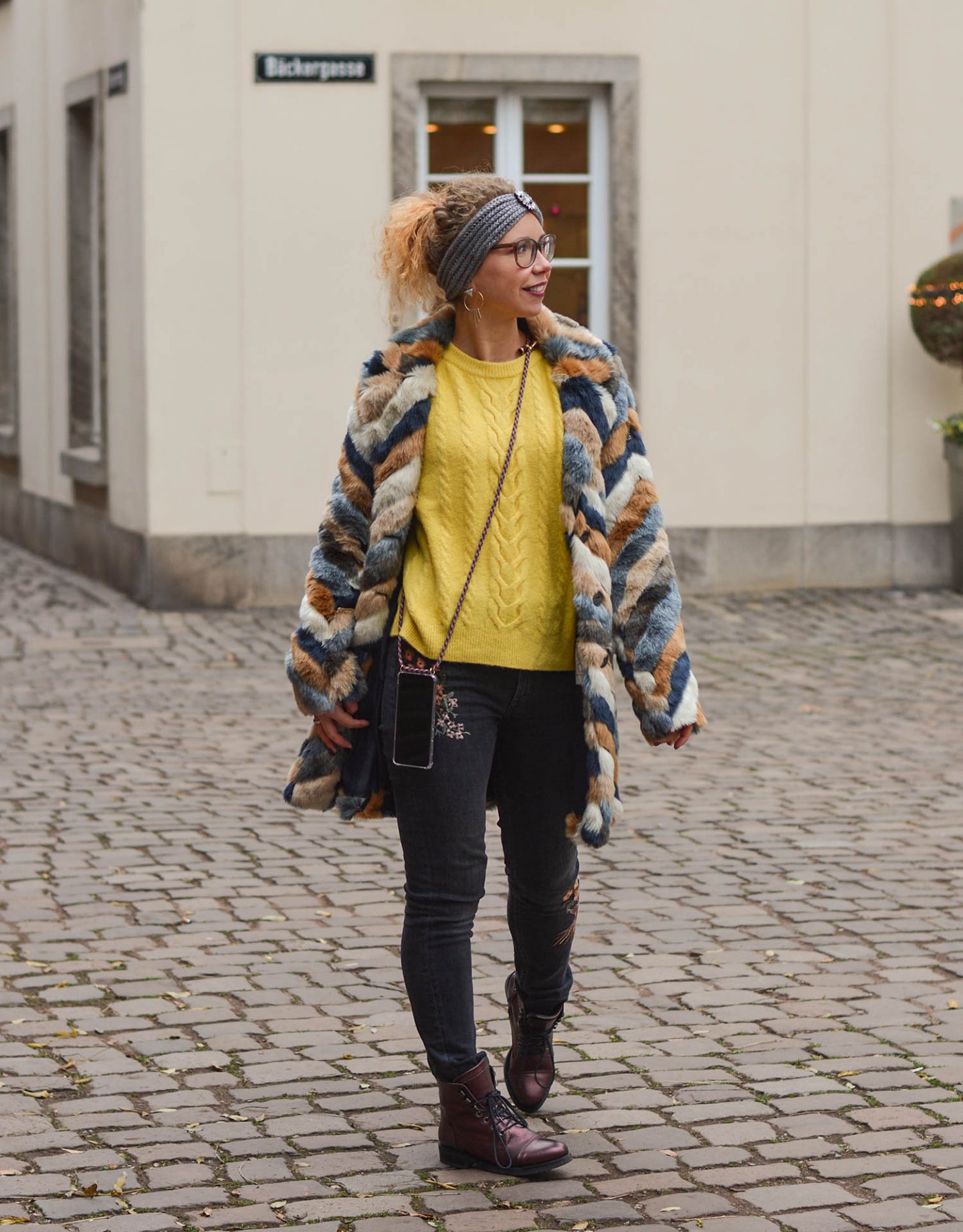 Kuscheloutfit-Stirnband-Kunstfellmantel-Zopfpullover-Kationette-Fashionblogger-Outfit-Winter-2019