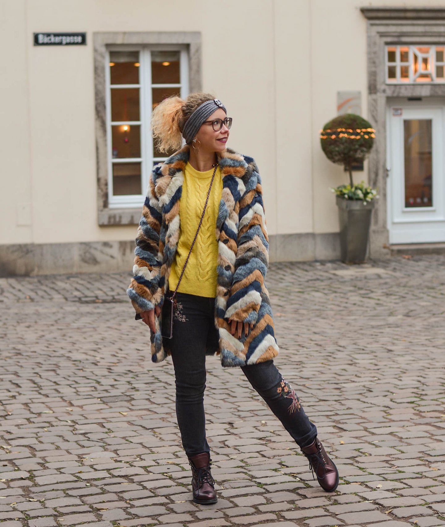 Kuscheloutfit-Stirnband-Kunstfellmantel-Zopfpullover-Kationette-Fashionblogger-Outfit-Winter-2019