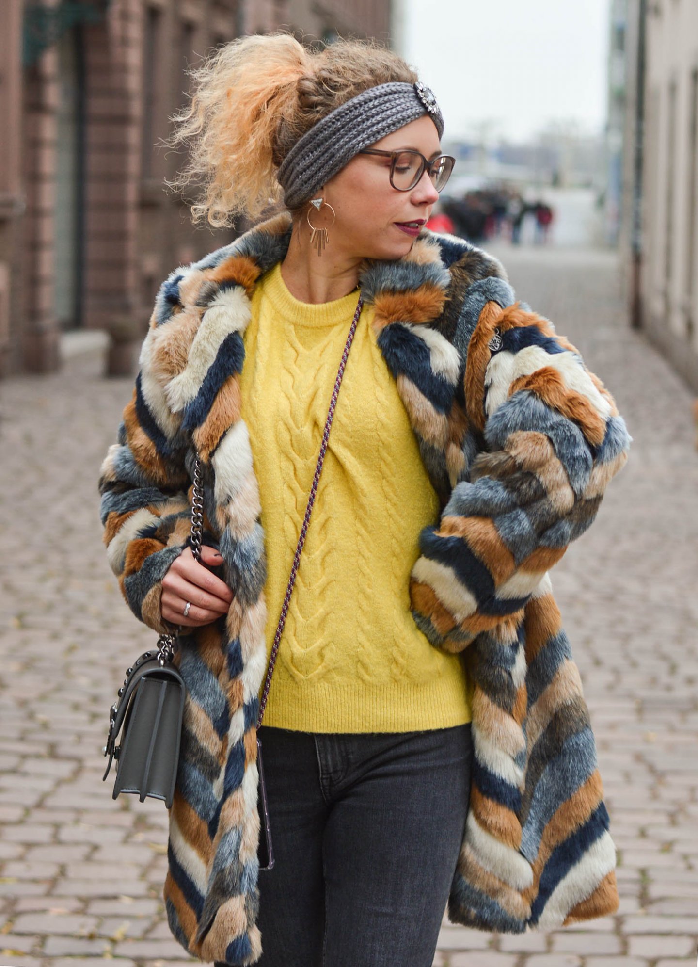 Kuscheloutfit-Stirnband-Kunstfellmantel-Zopfpullover-Kationette-Fashionblogger-Outfit-Winter-2019