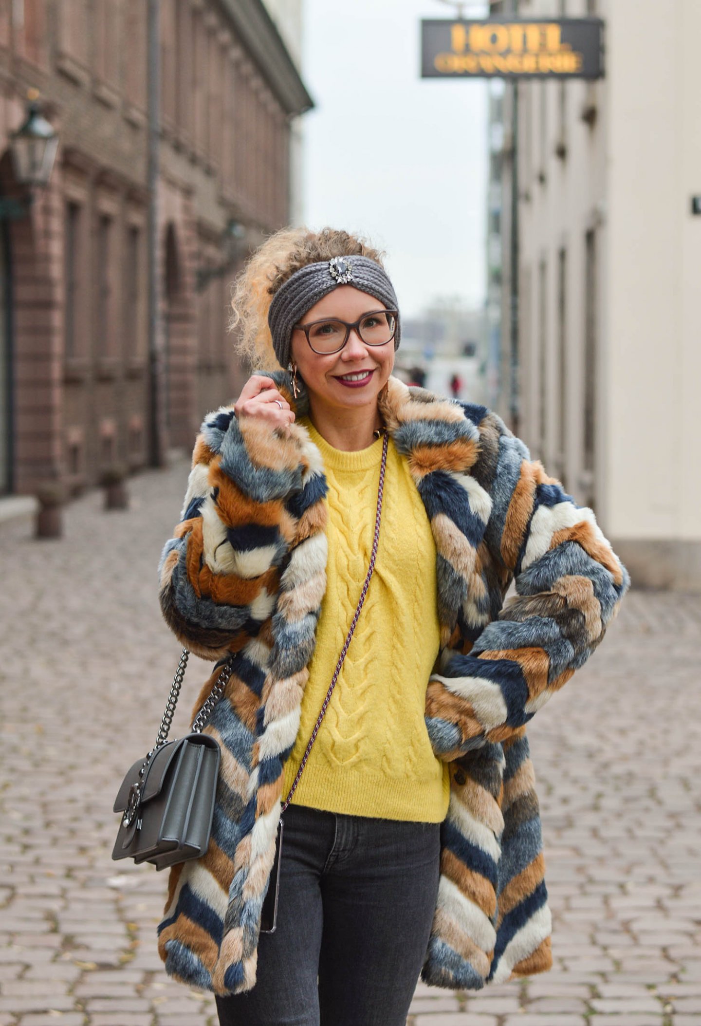 Kuscheloutfit-Stirnband-Kunstfellmantel-Zopfpullover-Kationette-Fashionblogger-Outfit-Winter-2019