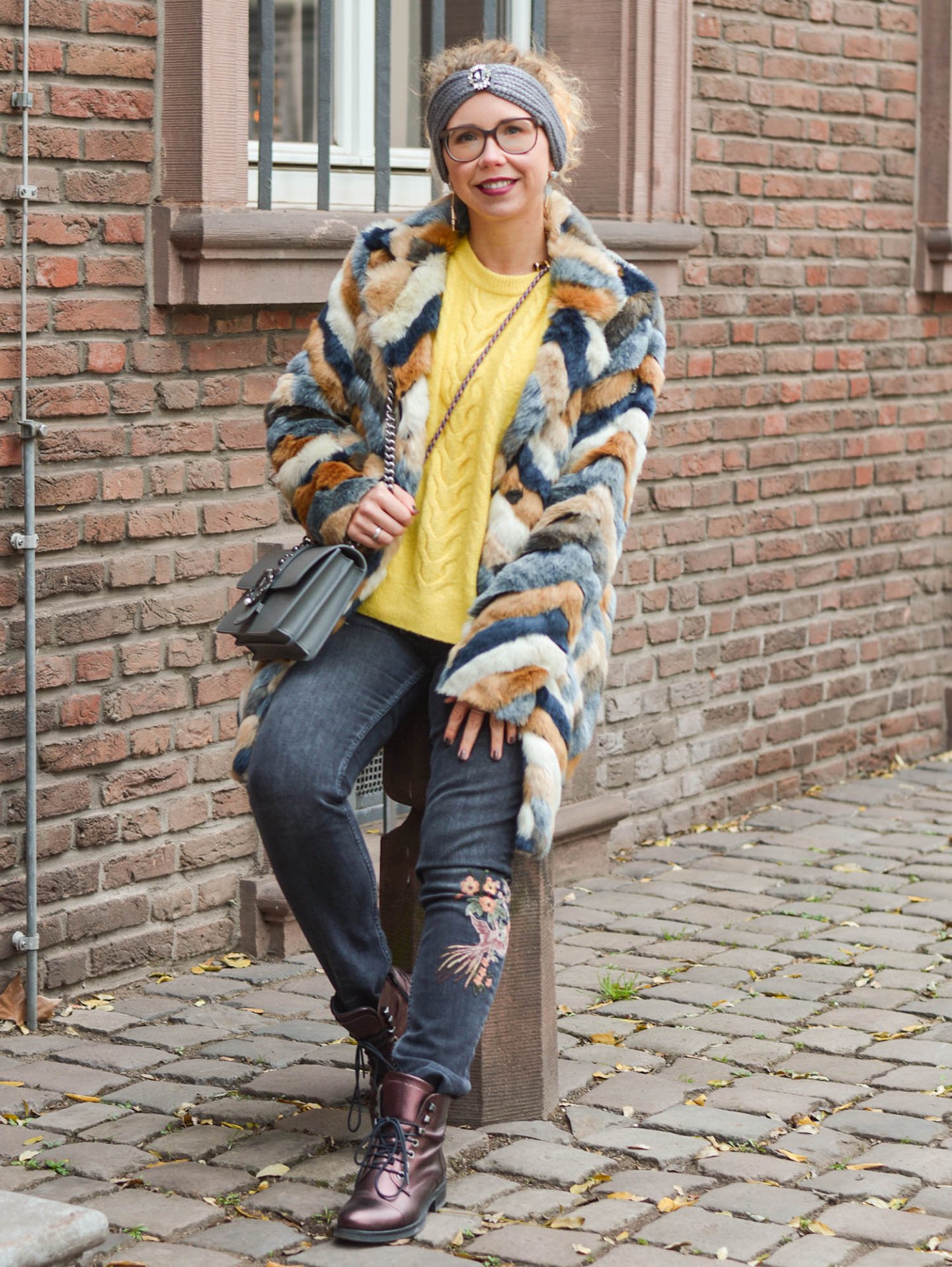 Kuscheloutfit-Stirnband-Kunstfellmantel-Zopfpullover-Kationette-Fashionblogger-Outfit-Winter-2019