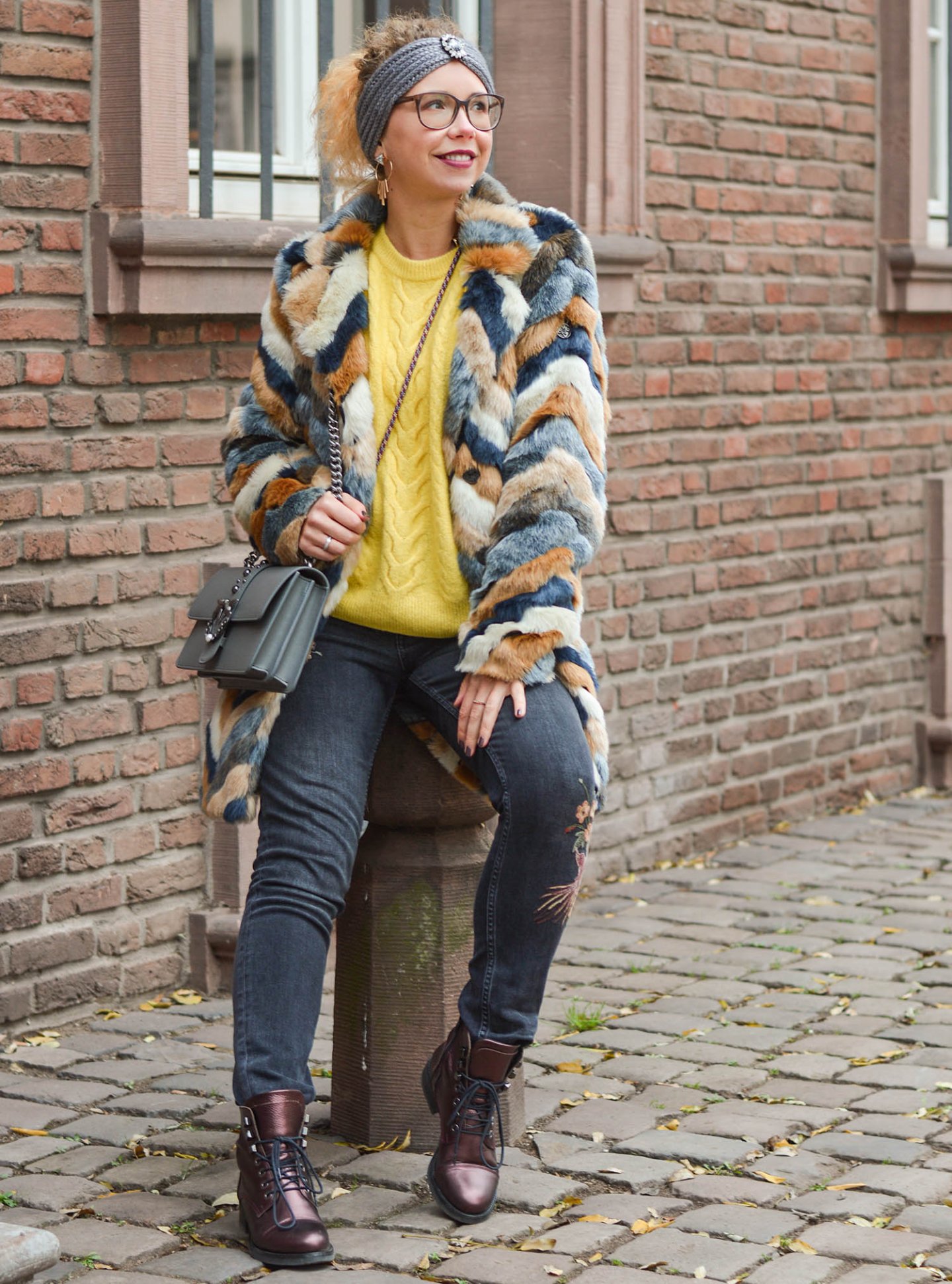 Kuscheloutfit-Stirnband-Kunstfellmantel-Zopfpullover-Kationette-Fashionblogger-Outfit-Winter-2019