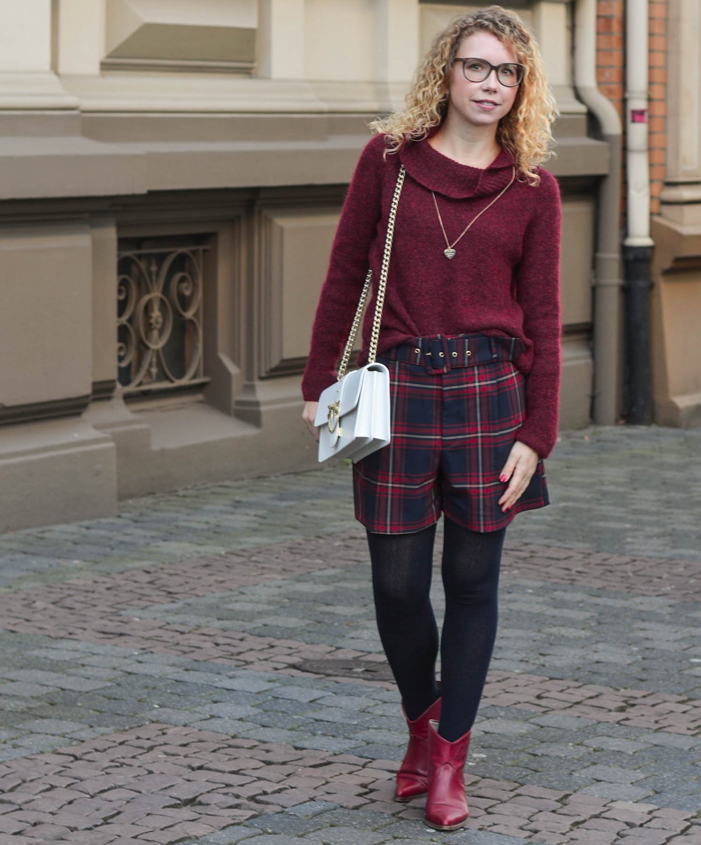 Tartan-Shorts-Cowboy-Boots-Pinko-Handtasche-Kationette-Fashionblog-Germany-Outfit