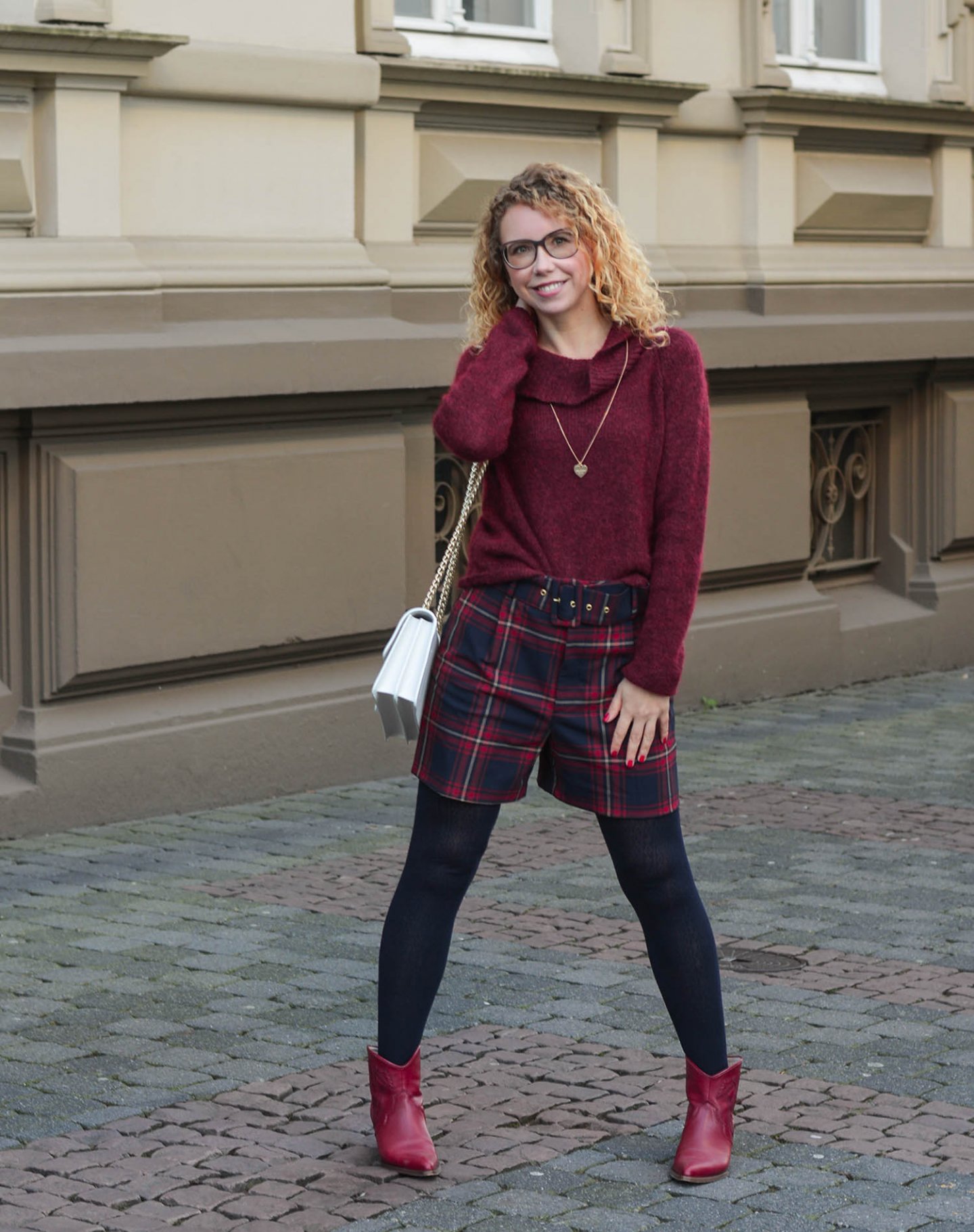 Tartan-Shorts-Cowboy-Boots-Pinko-Handtasche-Kationette-Fashionblog-Germany-Outfit