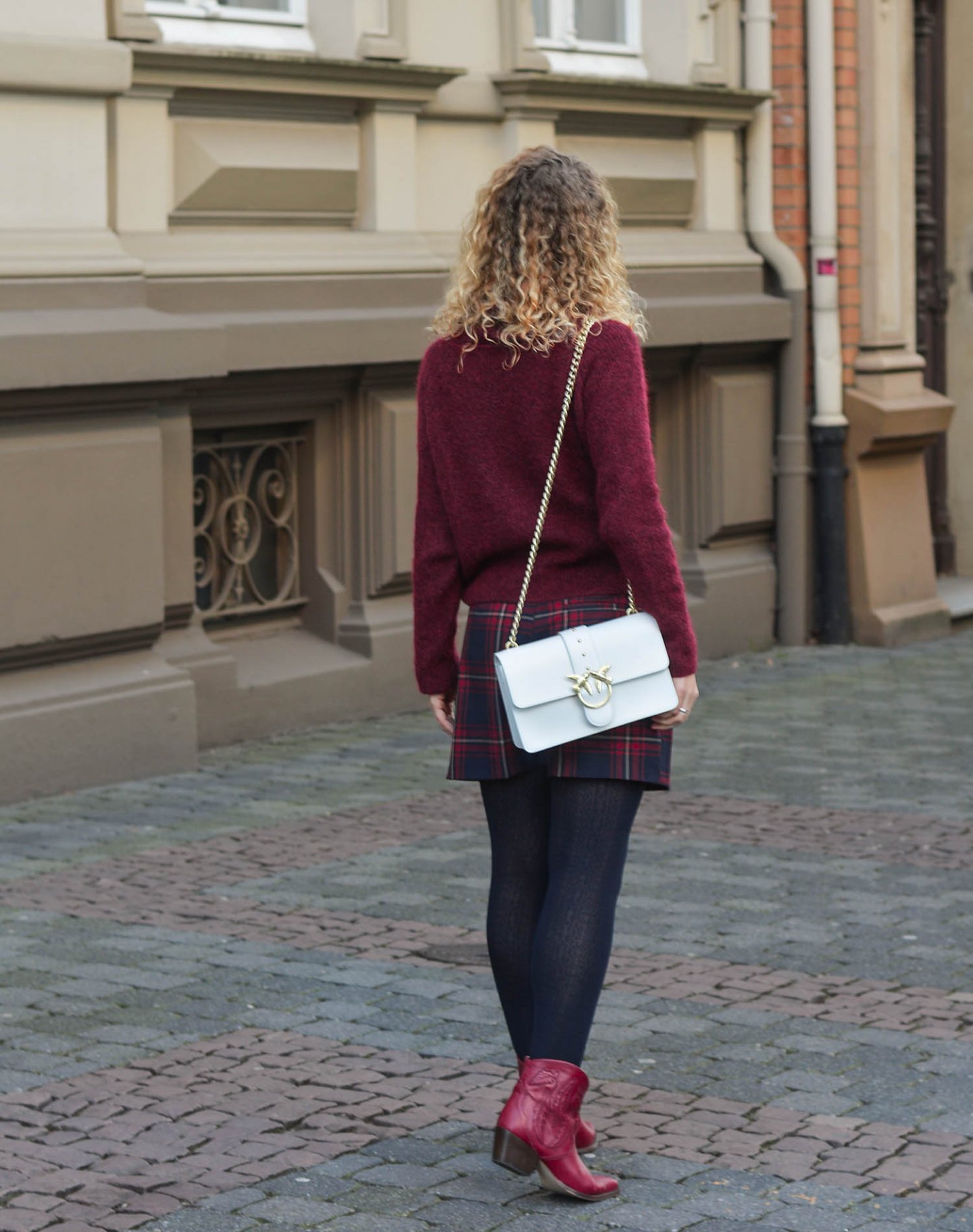 Tartan-Shorts-Cowboy-Boots-Pinko-Handtasche-Kationette-Fashionblog-Germany-Outfit