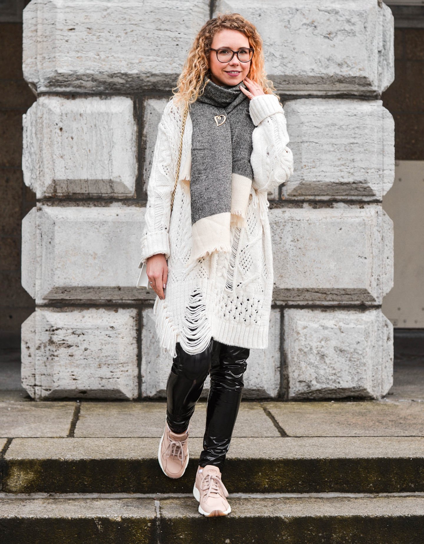 Adidas-Falcon-Ash-Pearl-Chunky-Sneaker-XL-Strick-Vinyl-Leggings-Kationette-Fashionblog-Germany-Outfit
