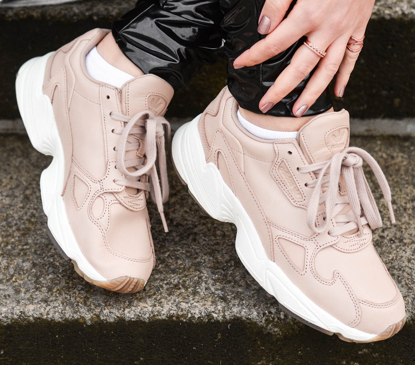 Adidas-Falcon-Ash-Pearl-Chunky-Sneaker-XL-Strick-Vinyl-Leggings-Kationette-Fashionblog-Germany-Outfit