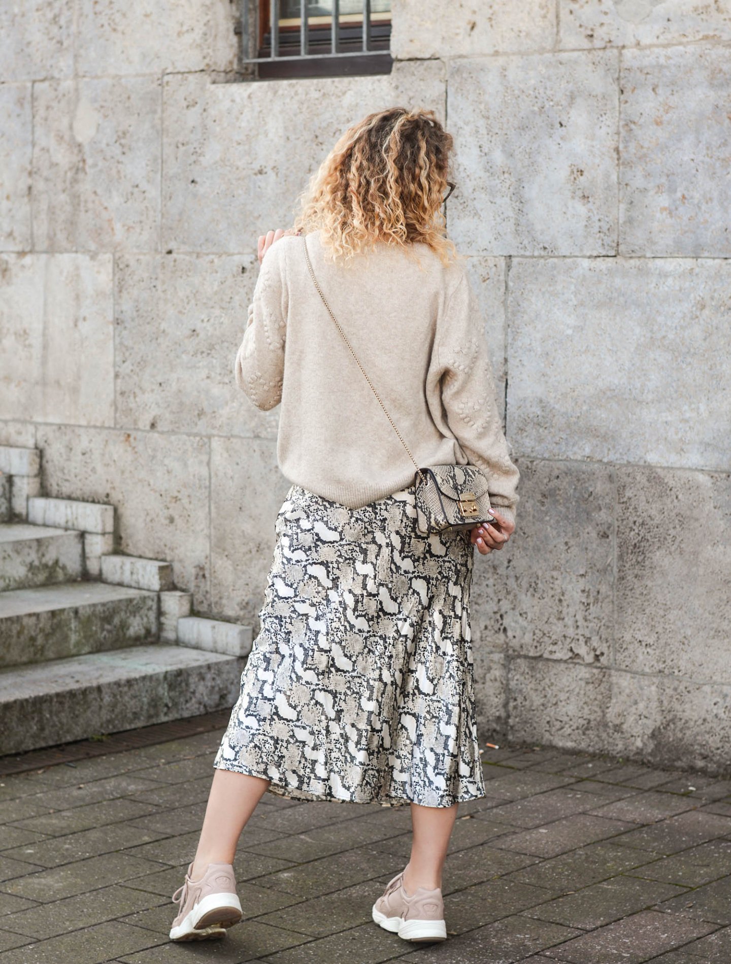 Monochromer-Look-mit-Snake-Print-Kationette-Fashionblog-Germany-Outfit