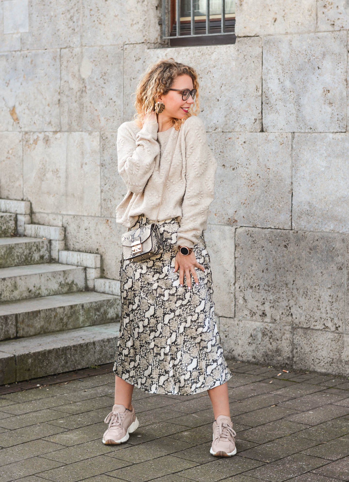 Monochromer-Look-mit-Snake-Print-Kationette-Fashionblog-Germany-Outfit