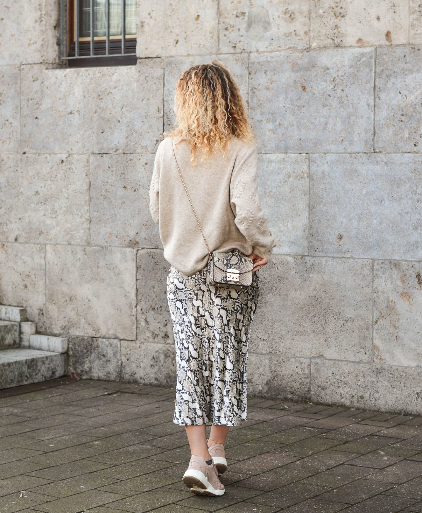 Monochromer-Look-mit-Snake-Print-Kationette-Fashionblog-Germany-Outfit