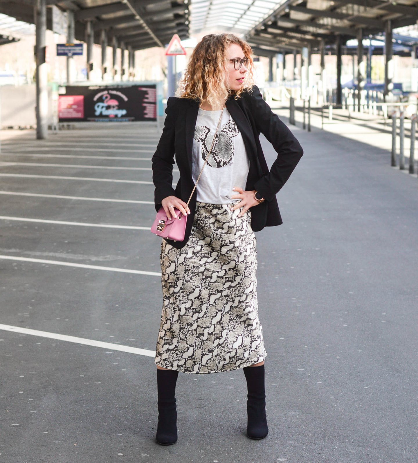 Satinrock-Trend-Rock-mit-Snake-Print-Mickey-Shirt-Sockboots-Kationette-Fashionblog-Germany-outfit