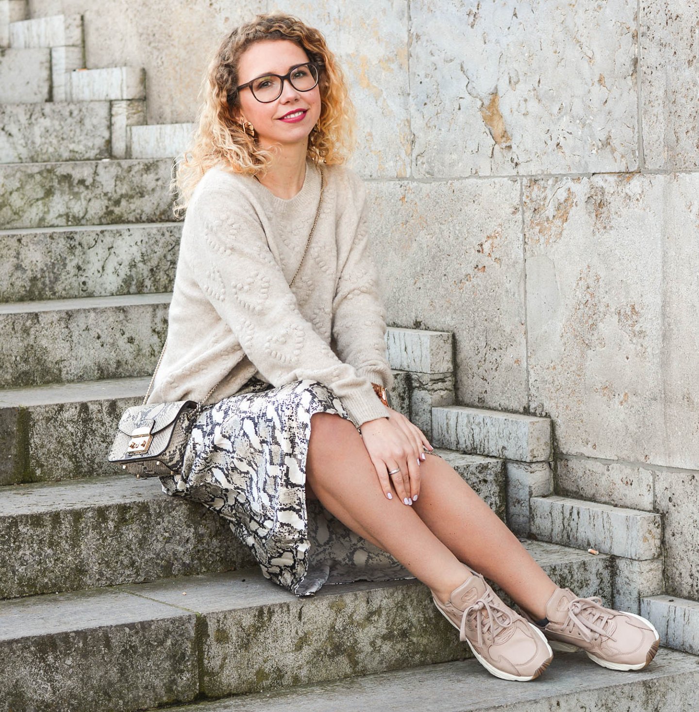 Monochromer-Look-mit-Snake-Print-Kationette-Fashionblog-Germany-Outfit