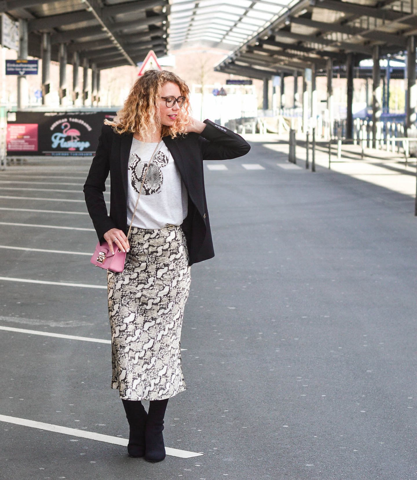 Satinrock-Trend-Rock-mit-Snake-Print-Mickey-Shirt-Sockboots-Kationette-Fashionblog-Germany-outfit