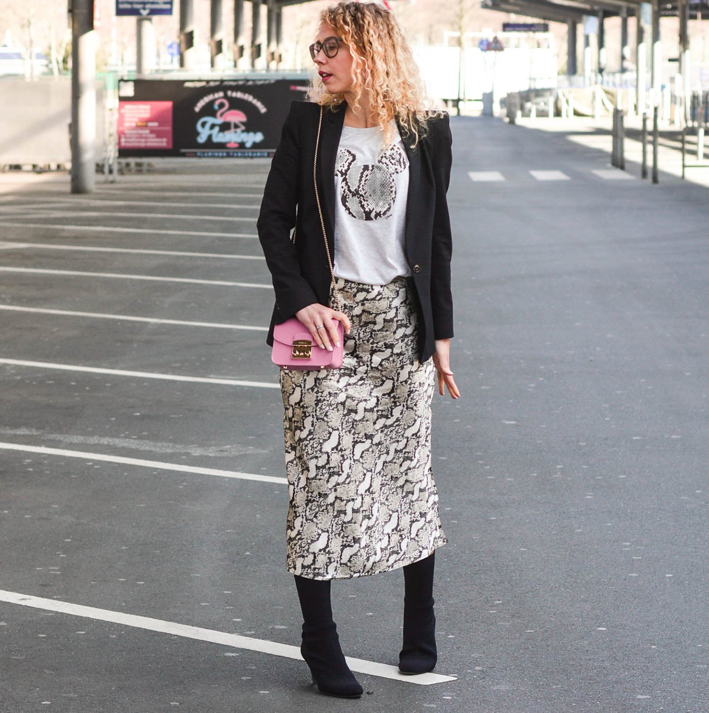 Satinrock-Trend-Rock-mit-Snake-Print-Mickey-Shirt-Sockboots-Kationette-Fashionblog-Germany-outfit