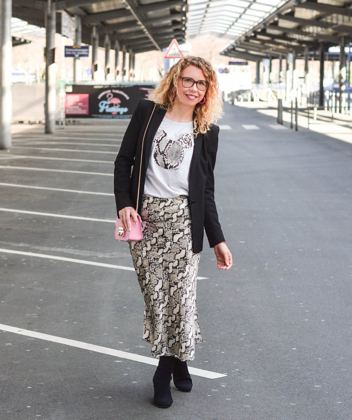 Satinrock-Trend-Rock-mit-Snake-Print-Mickey-Shirt-Sockboots-Kationette-Fashionblog-Germany-outfit