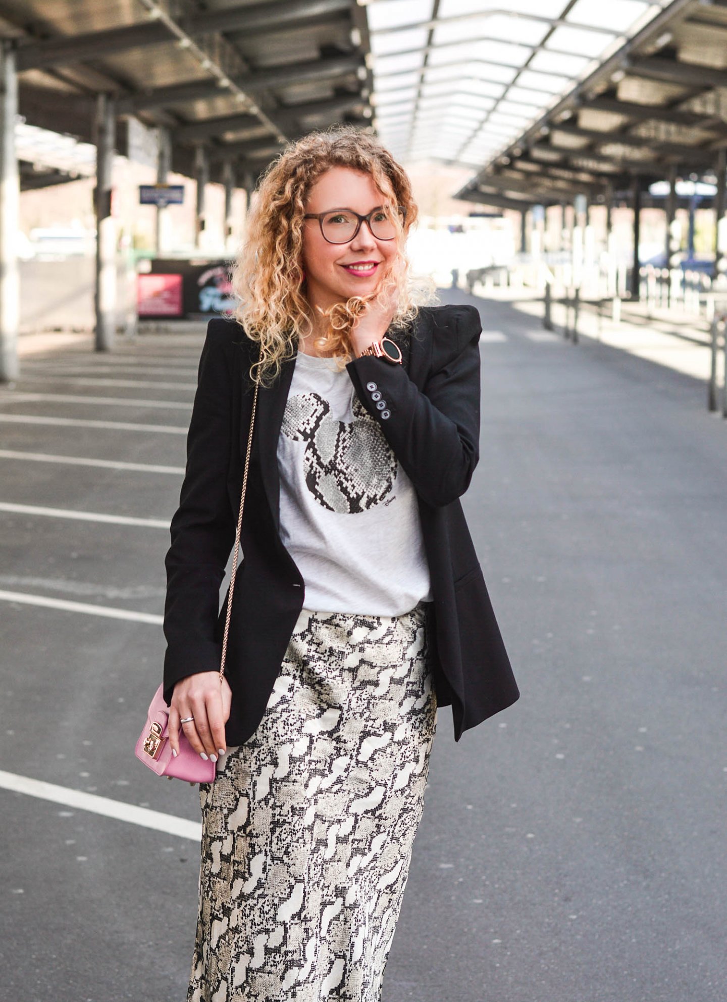 Satinrock-Trend-Rock-mit-Snake-Print-Mickey-Shirt-Sockboots-Kationette-Fashionblog-Germany-outfit