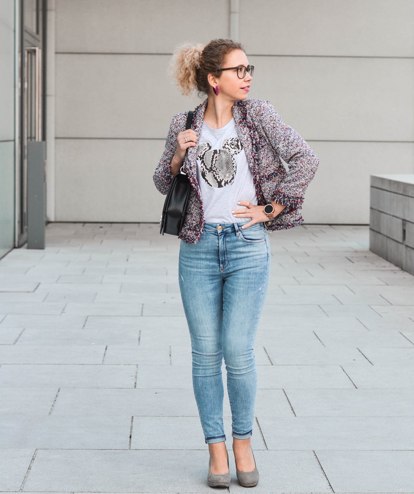 Jeans Look fürs Date mit Blazer und Disney Shirt