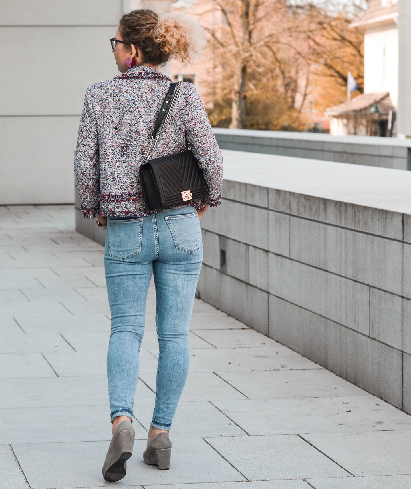 Chanel Boy Bag mit Tweed Blazer und Slim Jeans