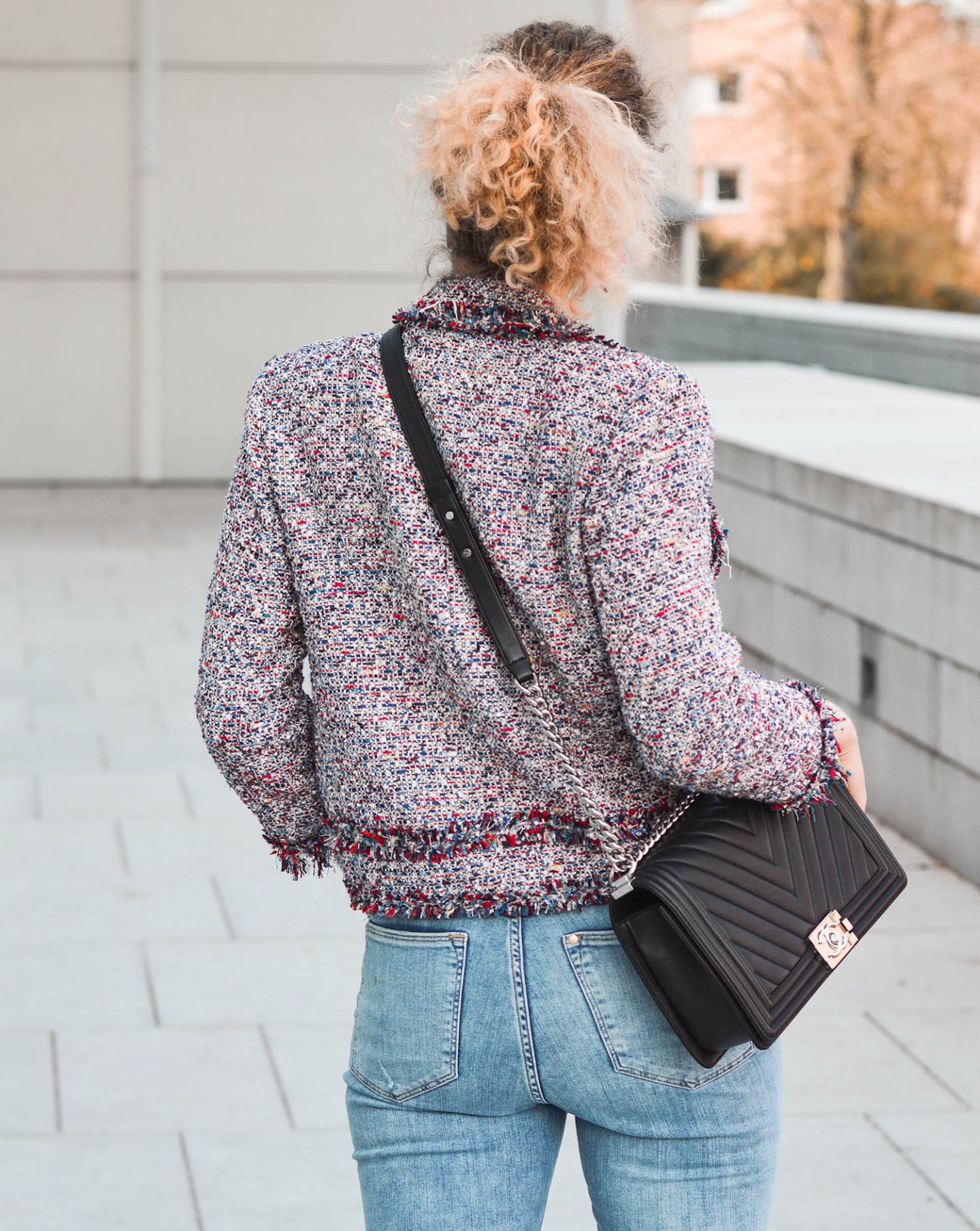 Tweed Blazer und Chanel Boy Bag