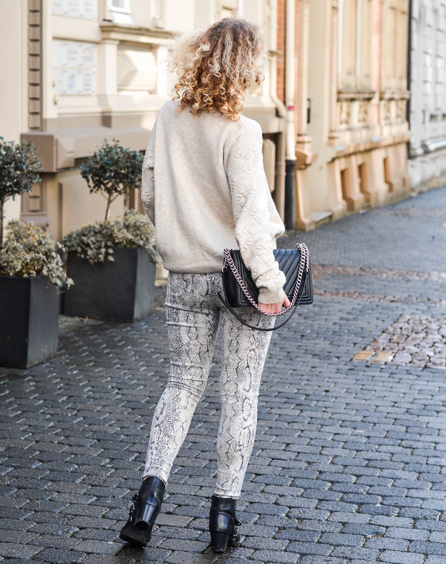 Hosen-mit-Schlangenprint-kationette-fashionblog-fruehlingstrend2019