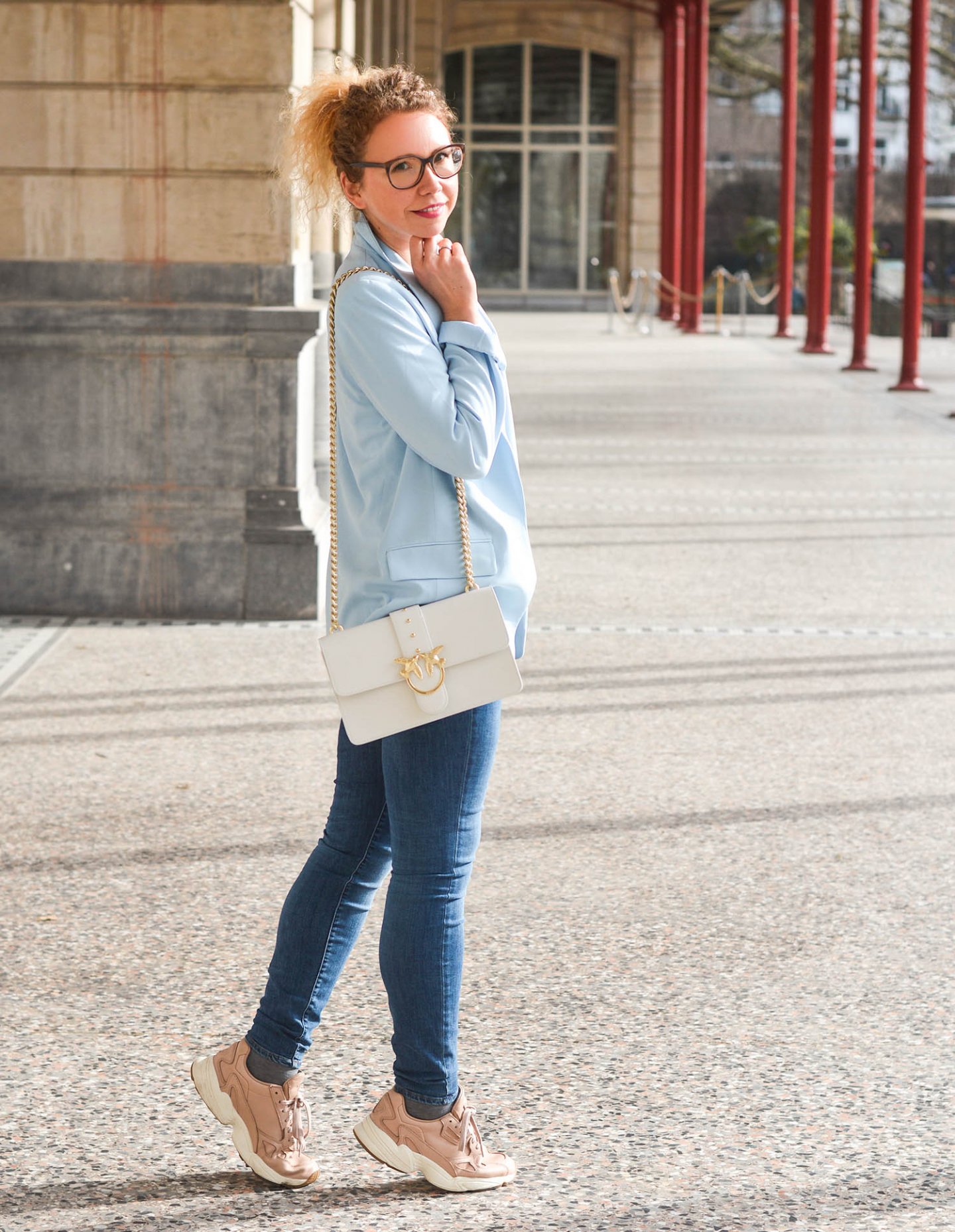 Denim-Look-Blazer-Haarspange-Chunky-Sneakers-Kationette-Fashionblog-Germany-Frühlingslook