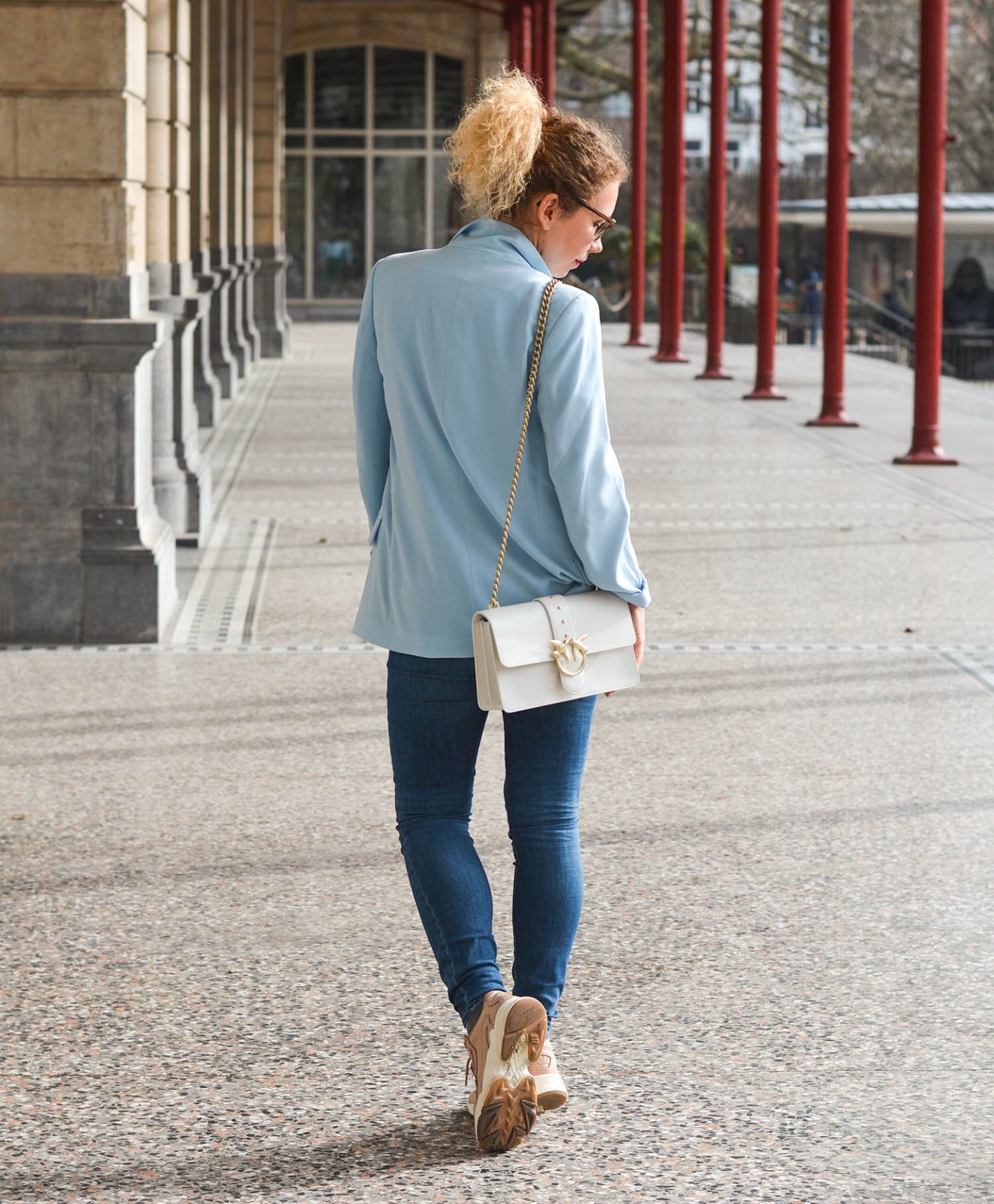 Denim-Look-Blazer-Haarspange-Chunky-Sneakers-Kationette-Fashionblog-Germany-Frühlingslook