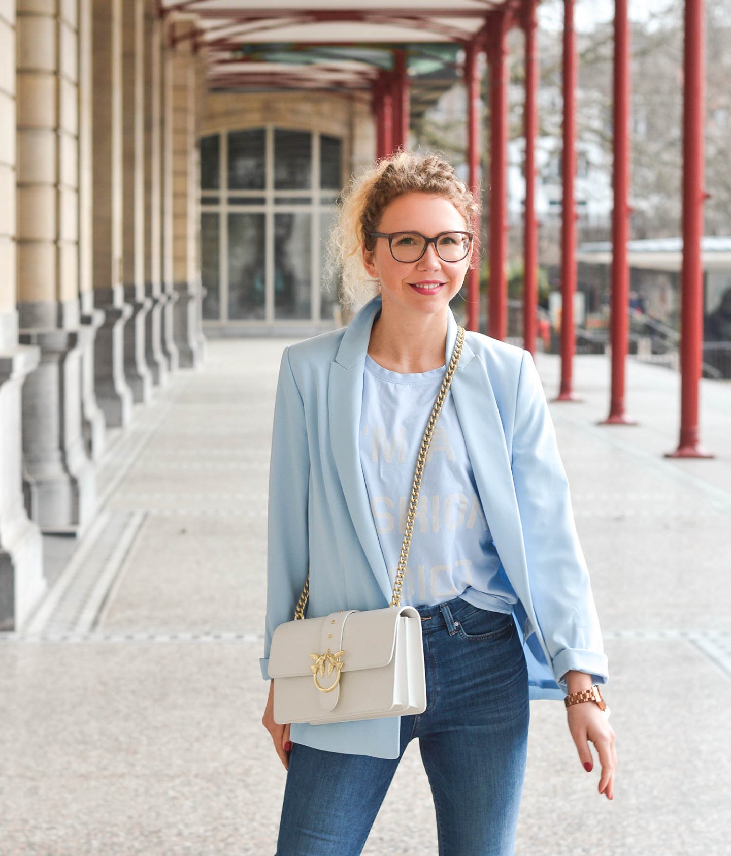 Denim-Look-Blazer-Haarspange-Chunky-Sneakers-Kationette-Fashionblog-Germany-Frühlingslook