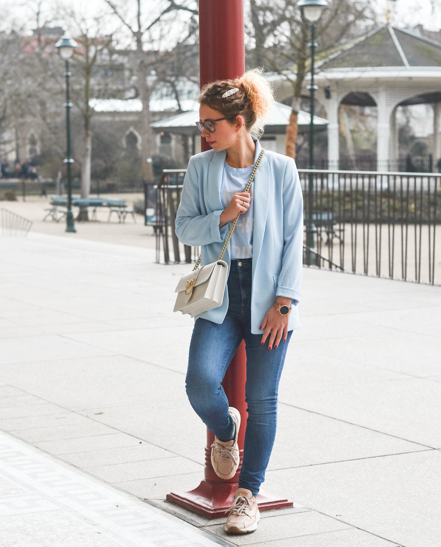 Denim-Look-Blazer-Haarspange-Chunky-Sneakers-Kationette-Fashionblog-Germany-Frühlingslook