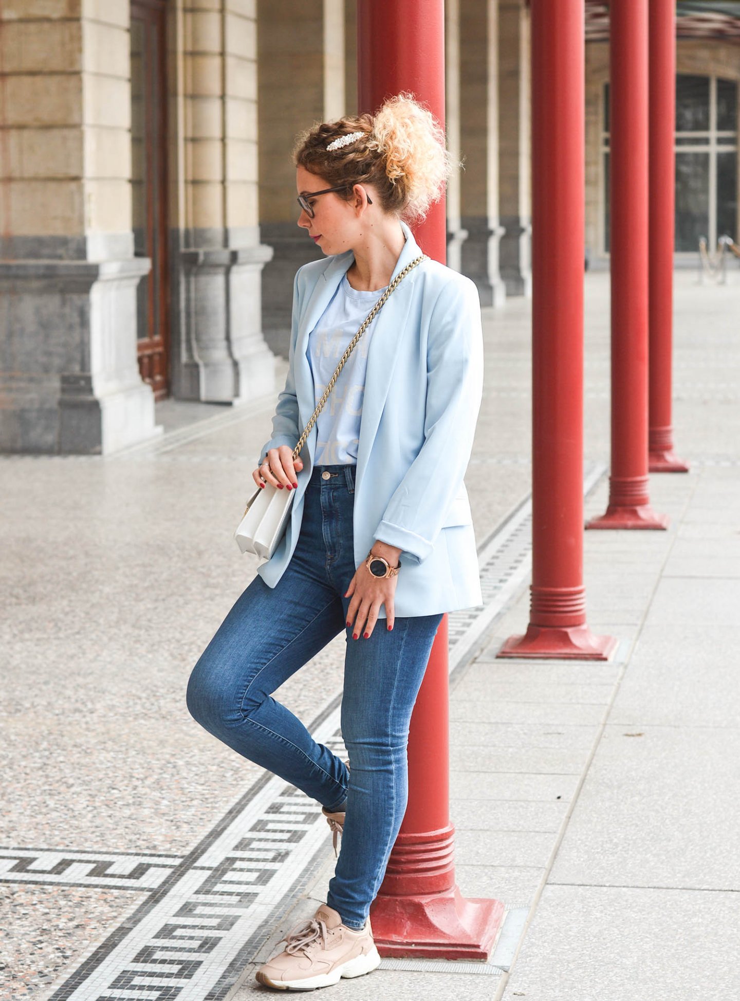 Denim-Look-Blazer-Haarspange-Chunky-Sneakers-Kationette-Fashionblog-Germany-Frühlingslook