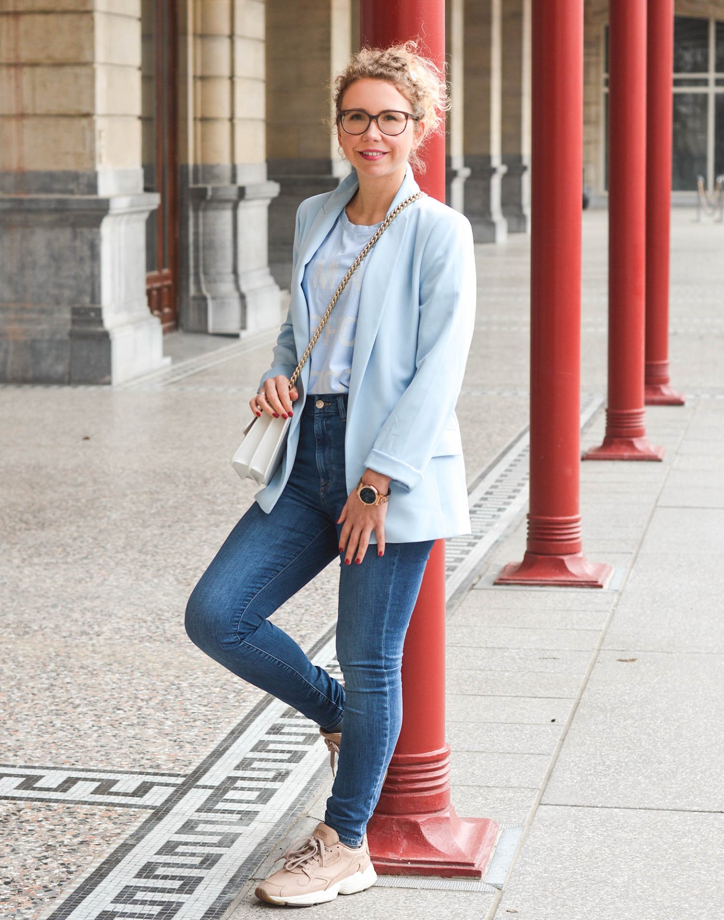 Denim-Look-Blazer-Haarspange-Chunky-Sneakers-Kationette-Fashionblog-Germany-Frühlingslook