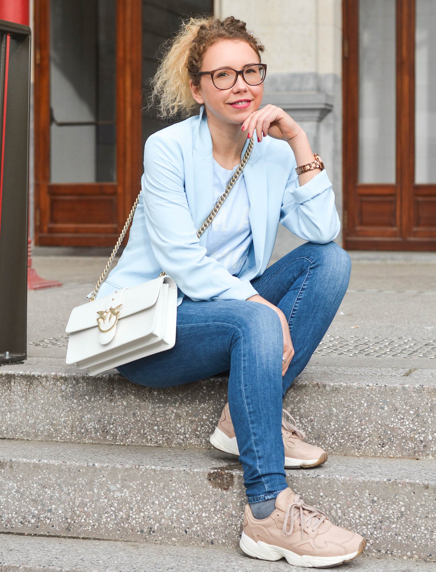 Denim-Look-Blazer-Haarspange-Chunky-Sneakers-Kationette-Fashionblog-Germany-Frühlingslook