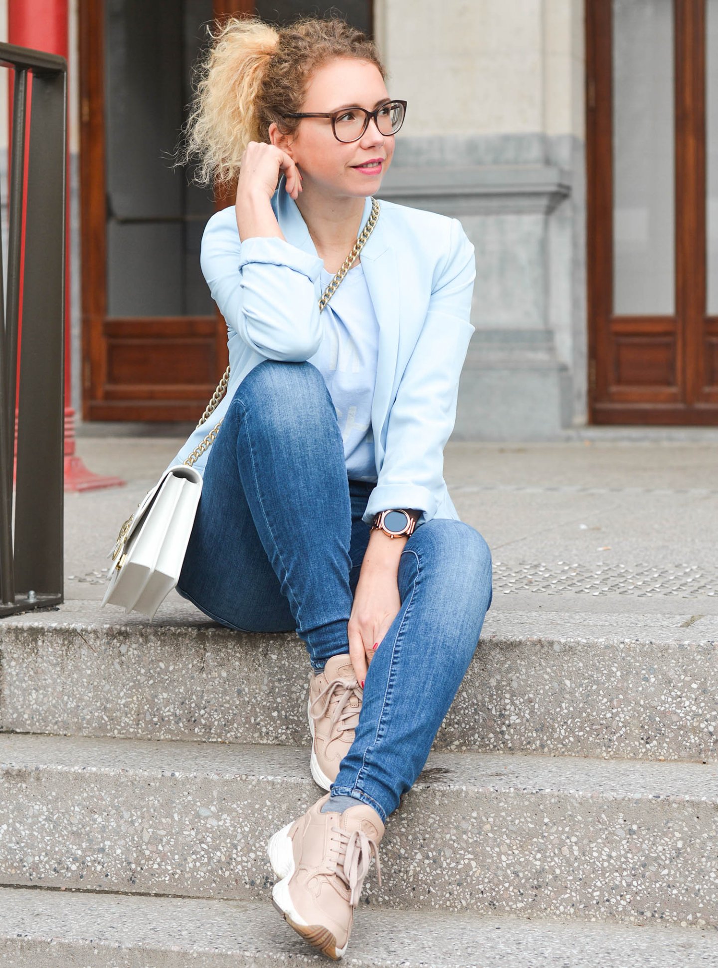 Denim-Look-Blazer-Haarspange-Chunky-Sneakers-Kationette-Fashionblog-Germany-Frühlingslook