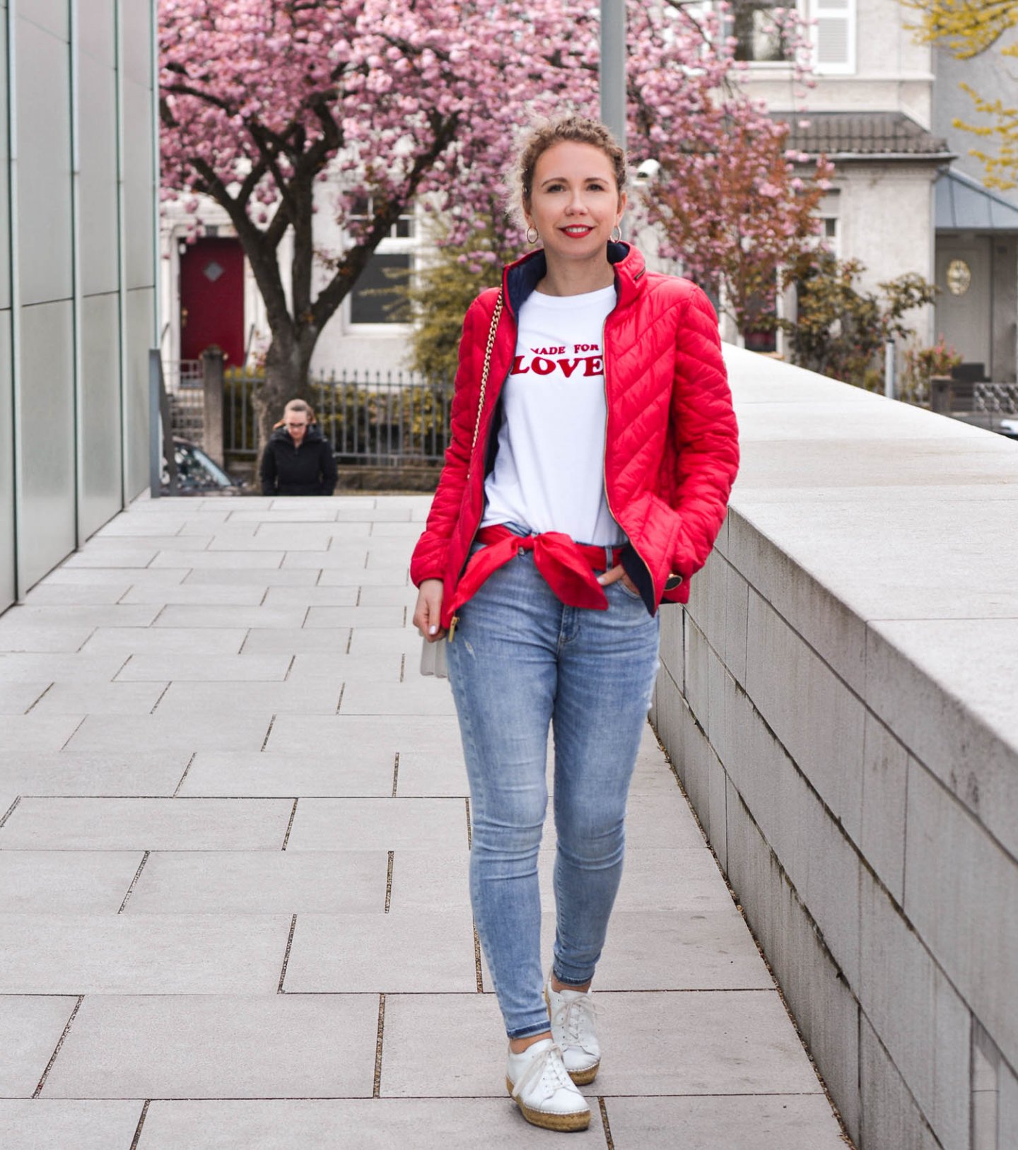 rote ysteppjacke und rotes Seidentuch als Gürtel