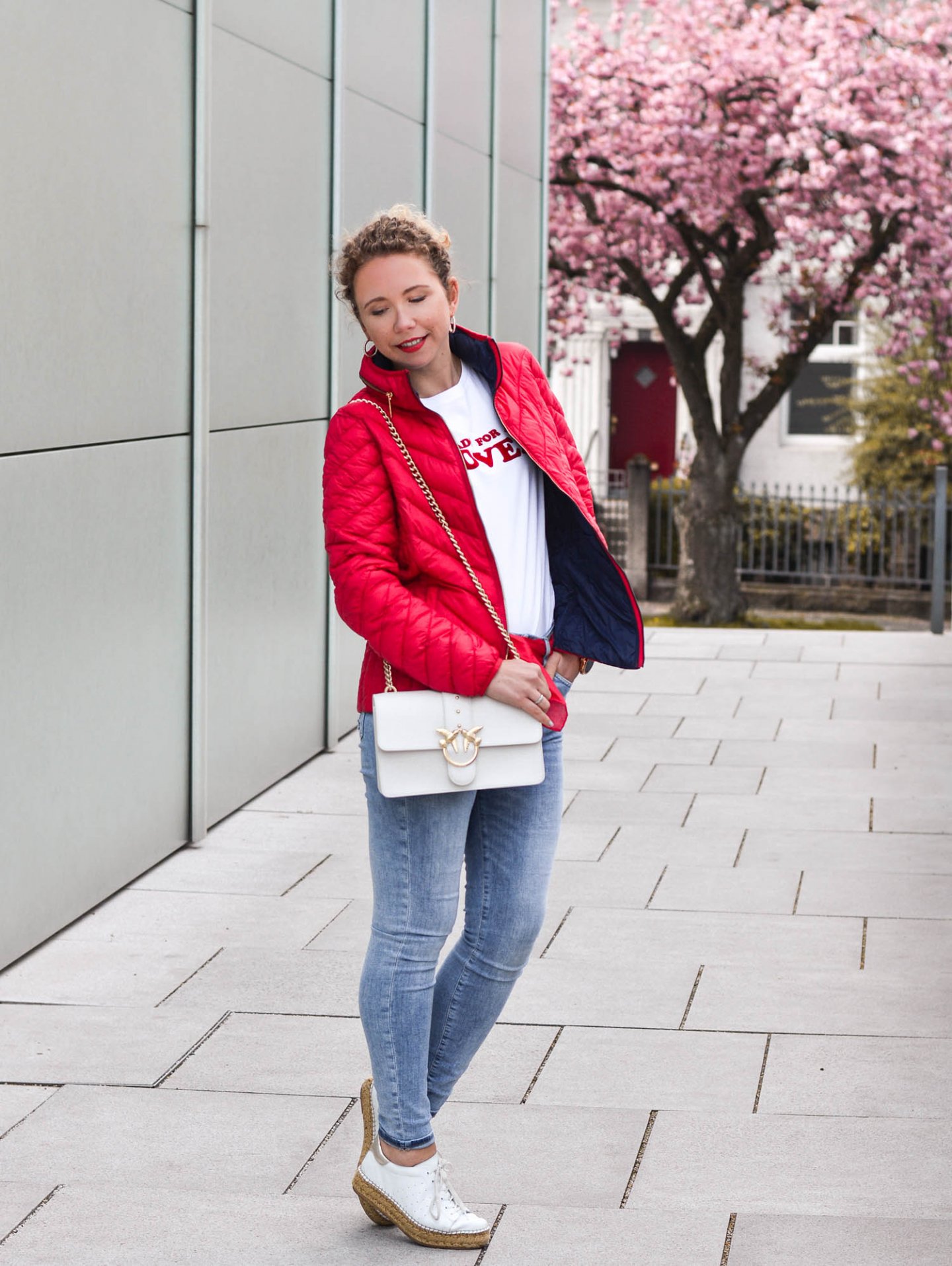 Steppjacke in rot mit weißer Handtasche