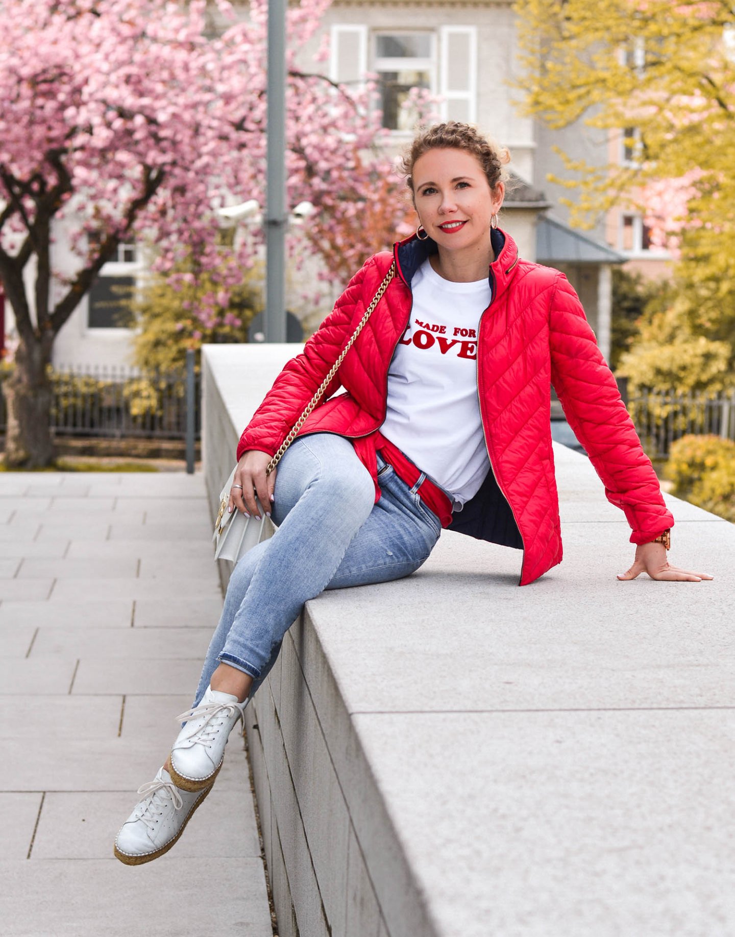 Steppjacke, jeans und statement shirt