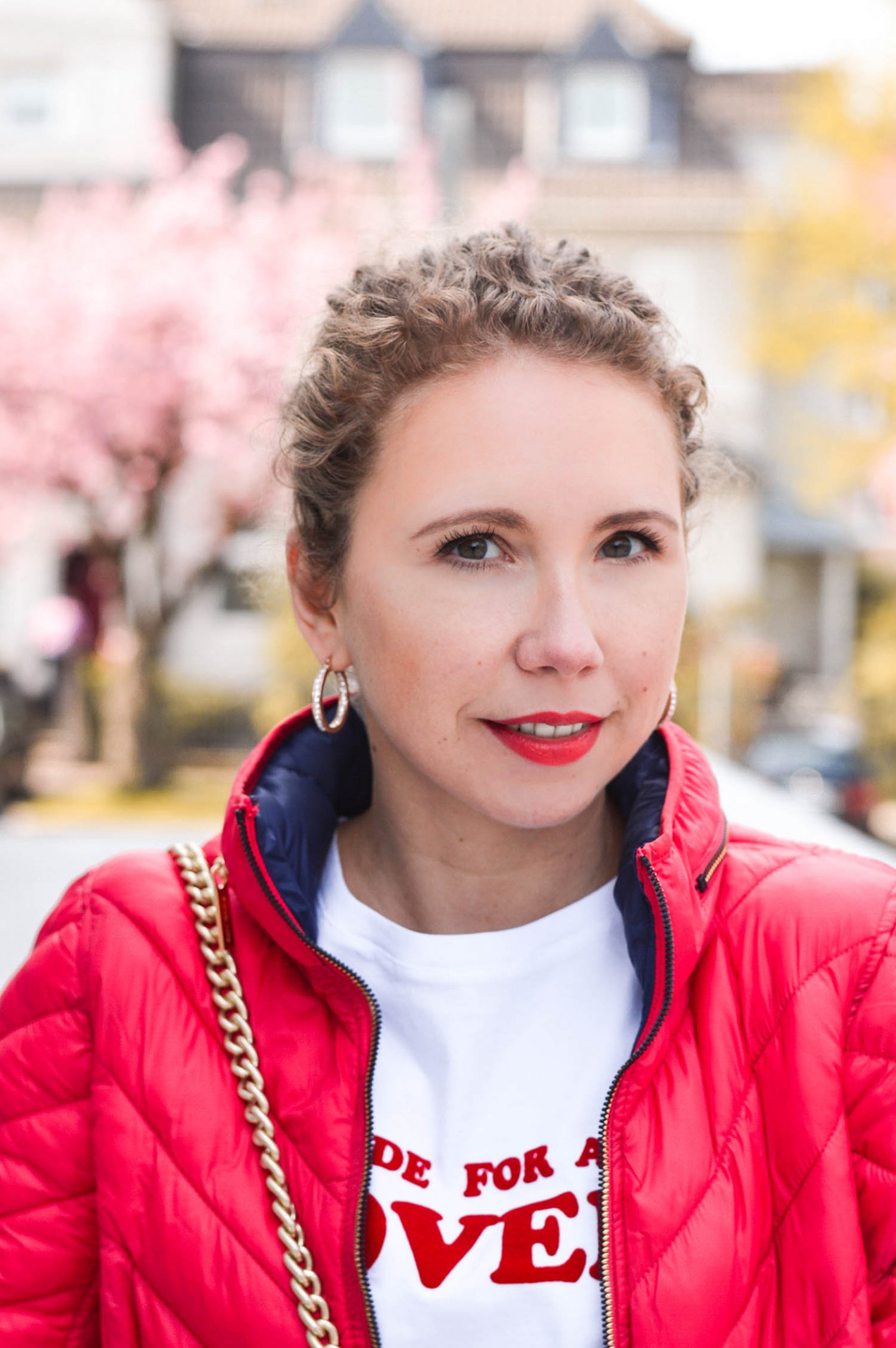 rote ysteppjacke mit rotem Lippenstift und statement shirt